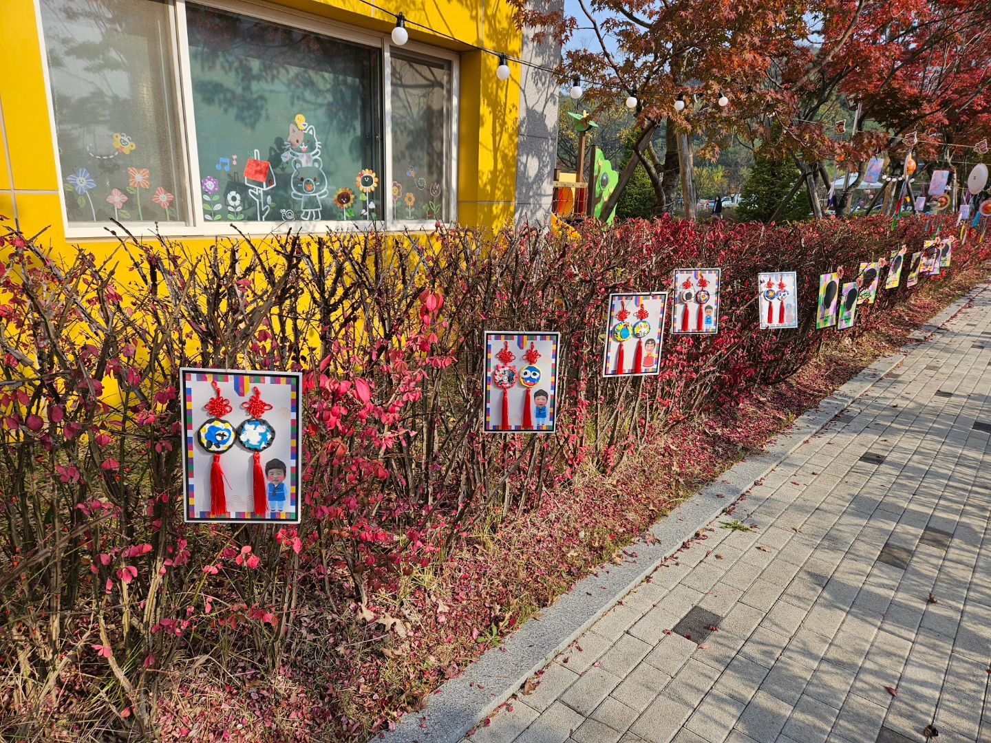 +896일💕
2023.10.31

오늘은 어린이집에서 하는 추추전시회🍂
친구들이 만든작품들, 사진들 보여주며 사진도 찍고
체험도 할수있게 해준 #시립아름누리어린이집 ❤️
너무 좋은 어린이집ㅠㅠ채고채고👍👍
하원하고 소율이랑 둘러보며 사진으로 남겨두기😃

#29개월아기 #29개월딸랑구👶 #이소율은사랑입니다