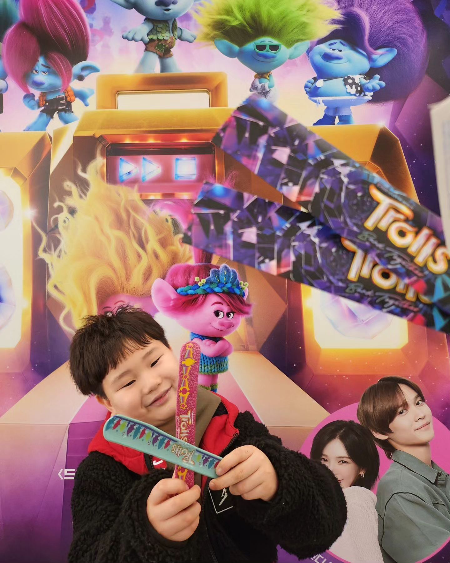 #협찬 덕분에 레드벨벳 웬디 & 라이즈 은석이 함께한 영화 #트롤밴드투게더 제일 빠르게 보고왔어요❤

진짜 트롤은 볼때마다 #신나는노래 #화려한영상미 
에 반하는듯👍🏻 
특히 이번시리즈는 뭔가 상상이 한스푼🥄 더 들어간 느낌이랄까?? 그래서 큰 스크린으로 봐야 더 화아악 들어오는듯! 연말에 여러분 강추입니다👍🏻

울 둘째는 영화보고 나오자마자 엄마 나 11월20일에 다시 봐야겠다 라며ㅋㅋㅋㅋㅋ

그리고 우리집 남자들은 다 대문자T 인데 둘째녀석이 왠일로 눈물을 닦는........뭔가 뭉~클한 찐한 감덩이 있었나?ㅋㅋㅋㅋ

여러분 아이들과 함께 트롤밴드투게더 더빙으로 보세요 진짜 웬디랑 은석 더빙 너무 찰떡!!! 트롤이 한국인인줄ㅋㅋㅋㅋㅋㅋㅋ

#영화추천 #크리스마스영화 #드림웍스 #맘스타그램 #웬디 #은석 #레드벨벳 #라이즈 #12월20일극장대개봉
#트롤팬시사리뷰
