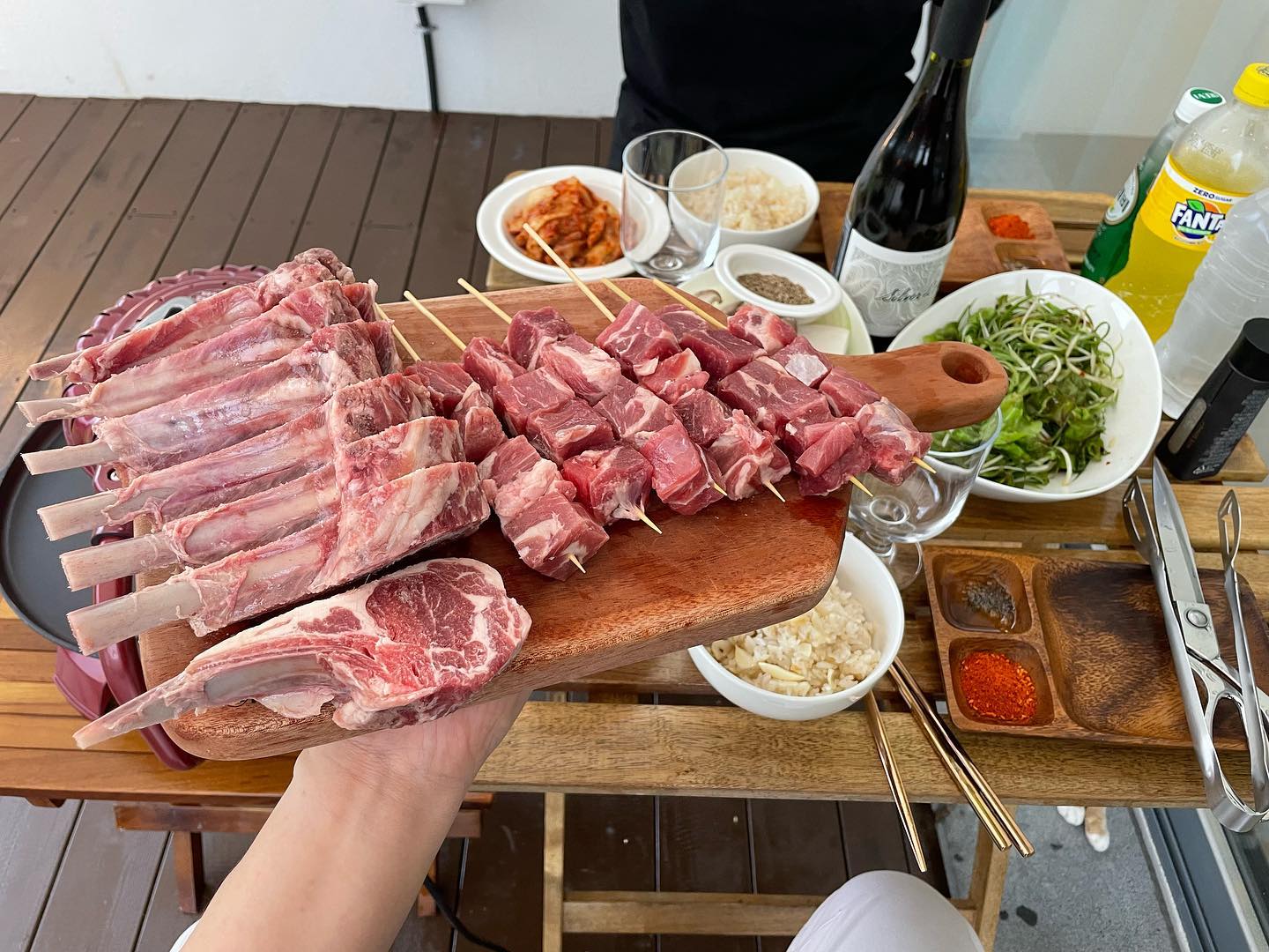 ⠀
자이글에 양고깅🍖
⠀
⠀
#비와서먹기만하는😅
#펜션고양이 #귀욥
#청도 #펜션 #힐링