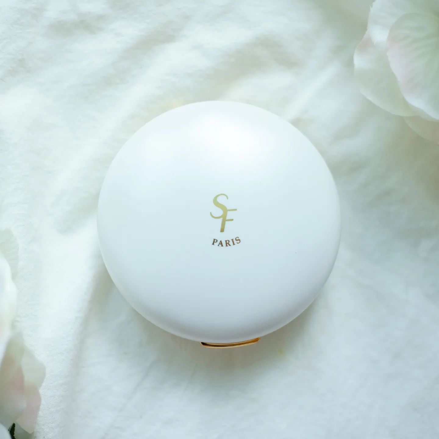 #SAINTFRAN 
#세인트프랑 #세인트프랑스킨트리트먼트 #세인트프랑쿠션 #세인트프랑팩트 #톤업쿠션 #쿠션팩트 #쿠션추천 #팩트추천

세인트프랑 쿠션 스킨트리트먼트 피치 팩트는

스킨케어 성분 89% 함유로 

피부에 촉촉함과 건강을 선사하며

자외선 차단 지수 50+ PA++++로 

강력한 자외선 차단 효과를 제공해요^^

앰플 성분이 피부를 촉촉하게 유지해줘서 

제 피부가 건조한데도 촉촉하니 좋았어요^^

특히 밀착력이 좋아 얇게 발라도 커버력이 좋았고

발림성도 좋아 피부에 부드럽게 스며들었어요^^

지속력도 좋아 오랜 시간 동안 피부를 깨끗하게 

유지해줘요^^

전반적으로, 세인트프랑 쿠션 스킨트리트먼트 피치 팩트는 

자연스러운 피부 표현을 원하는 분들에게 강력히 추천하는 

제품이에요^^