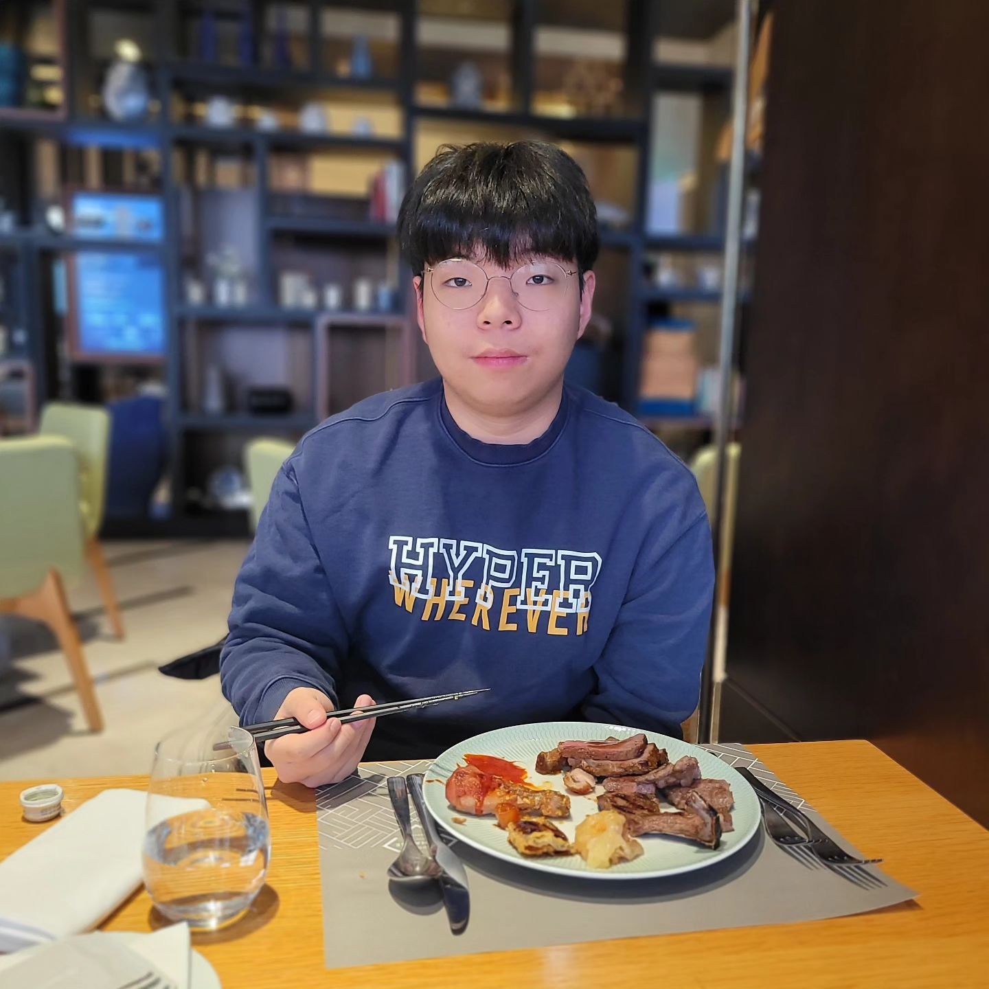 아들 졸업기념하여
용산 푸드익스체인지 다녀왔어요~~

고기러버 아들램
대게러버 딸램

저는 랍스타.대게.연어위주 ㅋㅋㅋ

맛있는게 넘나 많은것❤
뷔페는 폭식을 부른다🤣🤣🤣

딸기🍓로 만든 후식두 많아서
비싼 딸기두 왕창 먹고왔어요😋

#푸드익스체인지 #먹방기록
#졸업기념 #뷔페 #폭식한날
#새해다이어트는내일부터
