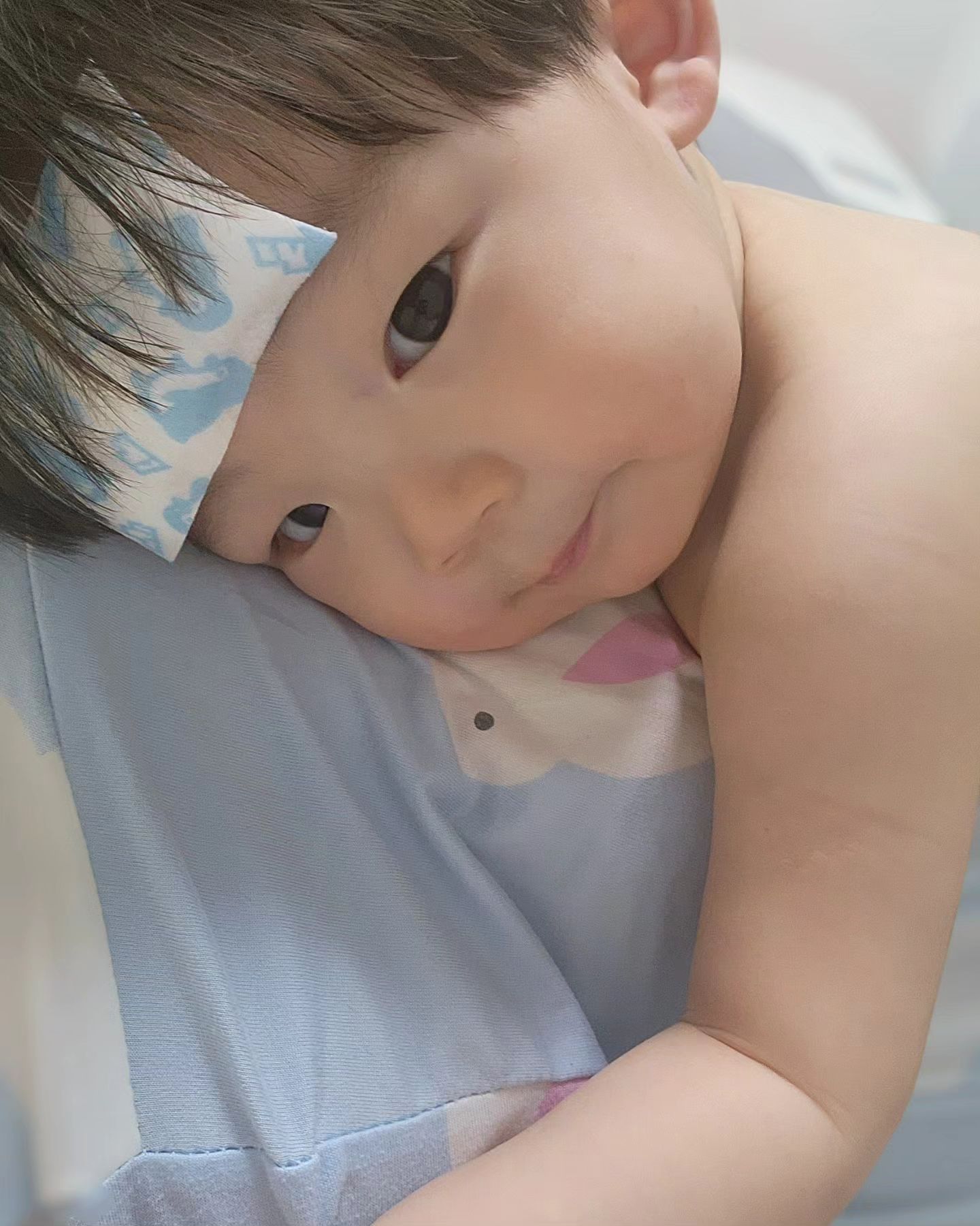 우래기 태어나서 두번째 열나는데
해열제도 오물오물 잘먹고 이쁘네
해열제먹이고도 밤새 열이 안떨어져
병원가서 독감검사했더니 독감아니고 코로나...
7개월 아기가 코로나ㅜ 속상해ㅜ
코로나라서? 처음 아플때랑은 확실히
다르게 보채고 울고 못자는 찬ㅜㅜ

얼른 낫자 아가야

#7개월아기 #육아 #육아그램# #육아스타그램 #육아맘소통 #육아맘 #육아일상 
#육아소통 #아기모델 #베베모델 #이쁜아기 #아들바보 #아들맘 #성장기록 
#코로나 #아프지마