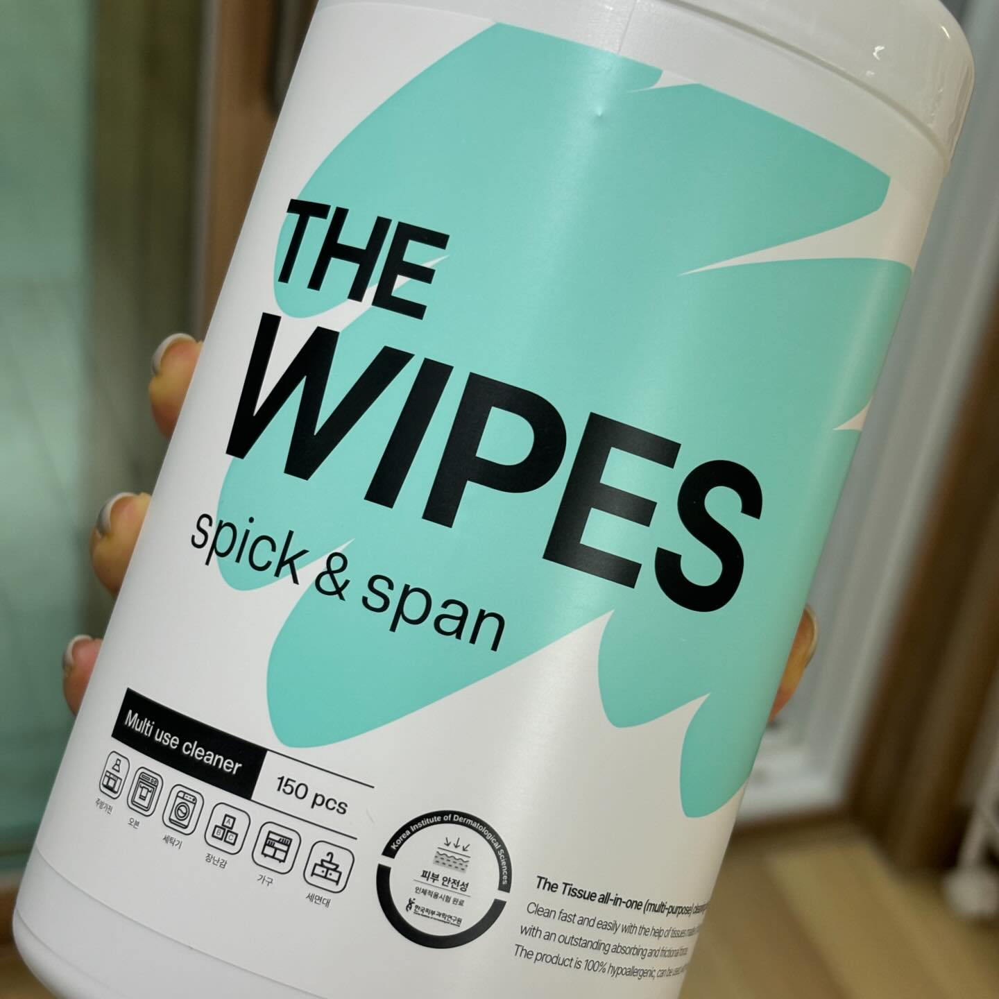 📌 더 와이프스 다목적 세정티슈
피부자극 없는 안전한 성분의 물티슈🧻
일반적인 물티슈랑은 다른 타원형의 패키지 모양이라 부엌에 툭 두니 인테리어적으로도 좋았어요!
세정력은 말모,,, 기름때, 찌든때, 물때에도 사용 가능하다길래 바로 저희 집 세면대 물때 닦아봤는데 정말 뽀독하게 잘 닦이더라고요😘 세정력이 좋으니까 막 안뽑아써도 되니 결과적으로 이득이다¿
요리 후 조리대 정리도 말모,,🤍
향도 페퍼민트 향이라 좋았어요 
아껴 쓸 예정 ㅎㅎ