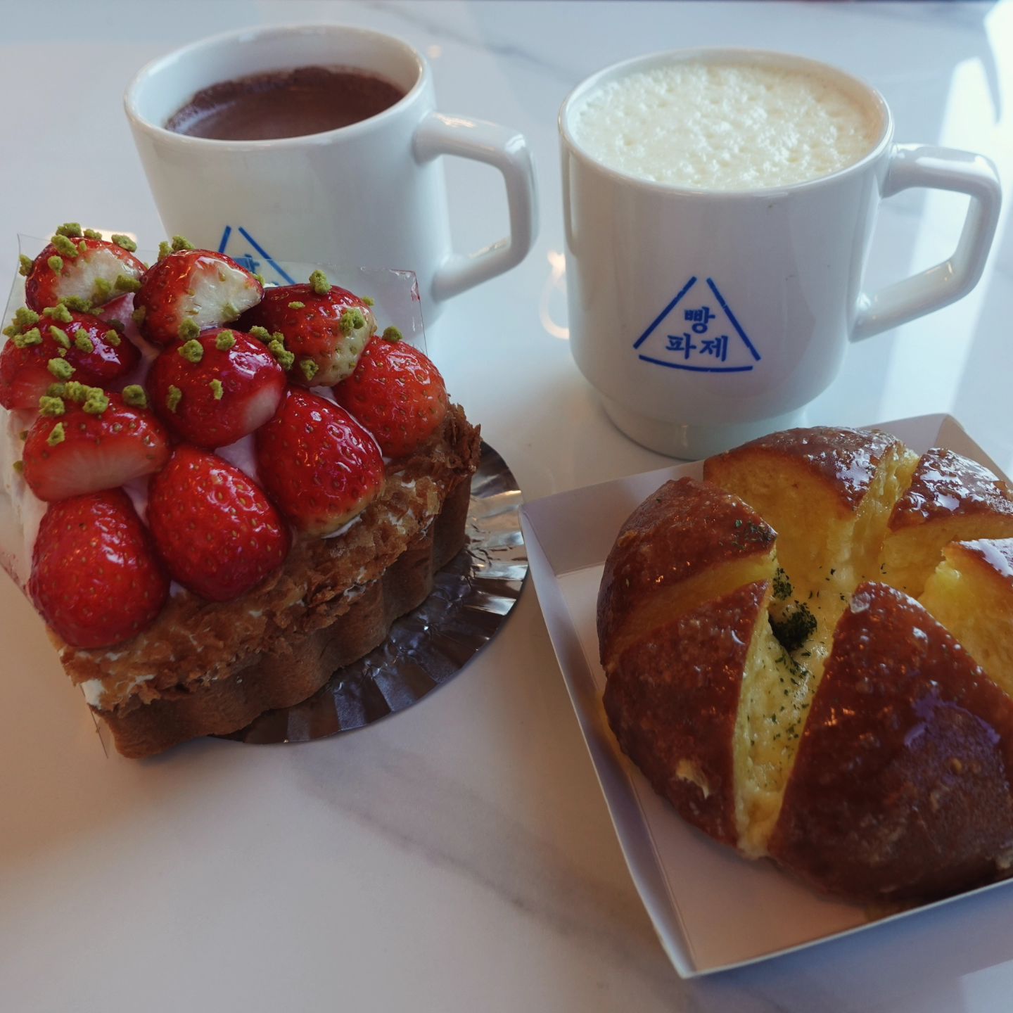 #협찬

엄마랑 울산의 대형 카페🏠 베이커리 맛집,
🍞빵파제에 다녀왔어요!
작천정을 조금 지나면 나오는 곳인데요 🚗

들어서자마자 그 규모에 놀라고😲 
손님도 정말 많은데 너무너무 넓어서 붐비지 않았어요!

들어서니 다양한 빵🥖종류와 예쁘고 맛있는 빵들의 향연!
👨‍🍳 빵 만드시는 분들이 깔끔하게 오픈된 넓은 주방에서
계속해서 신선하고 향긋한 빵을 굽고 계셨어요.
진심을 담아 구워낸 맛있는 빵,

☕️진한커피와 친절하고 따뜻한 빵파제 ☕️
탁 트인 전경도 너무 힐링되었답니다.

저희는 딸기케이크🍰 갈릭빵을 선택하고, 🍫 초코라떼 + 🍠 고구마라떼를 먹었어요
🍬 달달하니 정말 맛있었어요 🍬

카페를 즐기고 나서 식빵을 네다섯개씩 추가로 포장해서 가시는 분들도 많았어요! 그만큼 빵이 맛있다는 뜻!
저희도 추가로 빵을 구매해서 나왔지요 ^^

#언양카페 #언양맛집 #빵파제 #울산빵파제 #빵파제베이커리 #울산언양대형카페 #작천정카페 #언양빵집 #대형카페 #빵파제카페 #빵파제커피