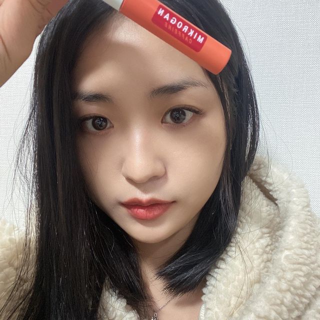 @yustina_no.1 on Instagram: "속눈썹 연장을 주기적으로 받는데 샵 쌤이 속눈썹이 끊어져있고 많이 약해졌다고 속눈썹 영양제 자주 발라주라고 하셨어요~ 때마침 #미크로겐 파스타 카페인 속눈썹