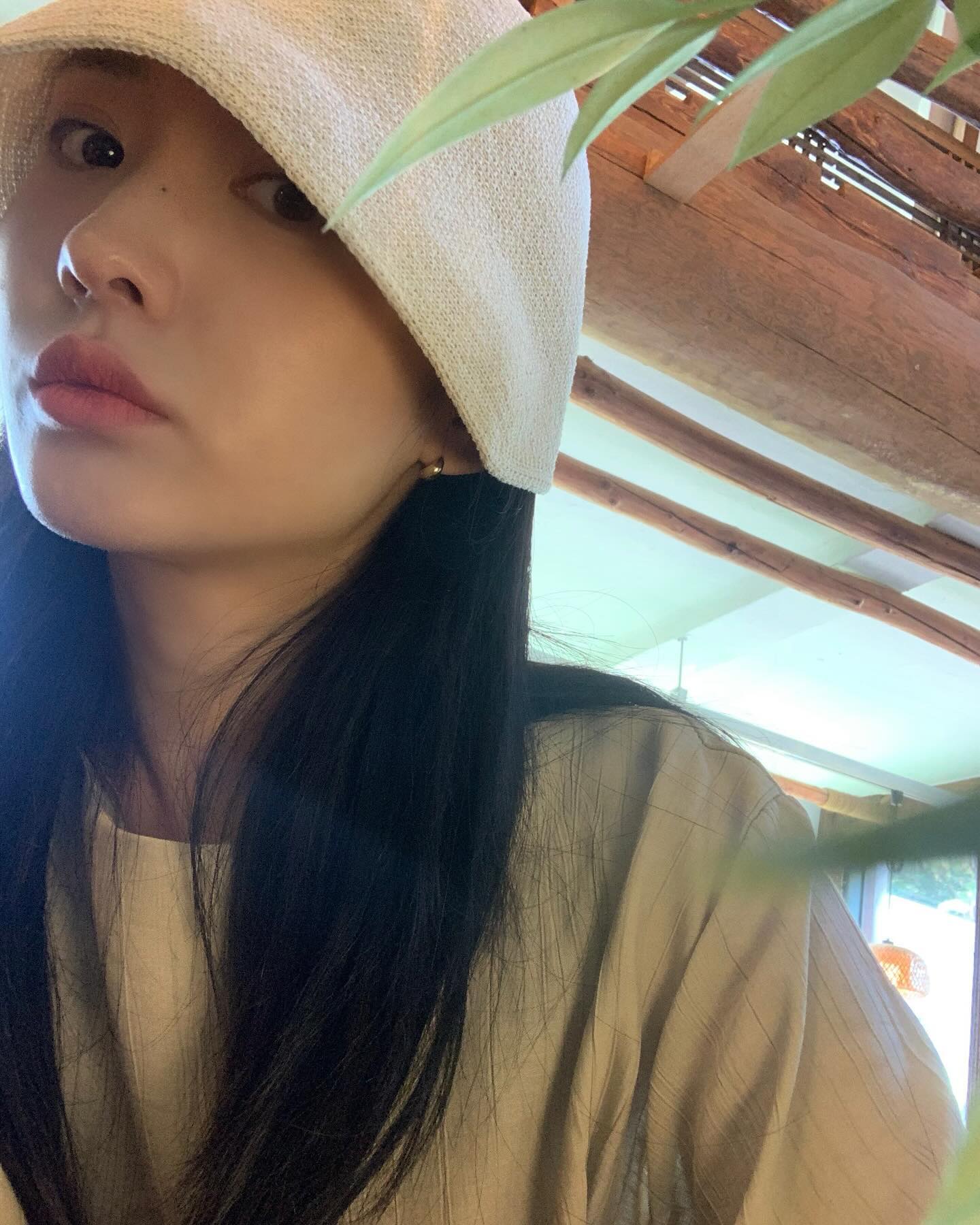 -
#그랜마스 에서 브런치 먹고 청국장명인이 운영하시는 #서일농원 구경했다! 수많은 장독대가 있는 곳으로 가니 청국장,된장 냄새가 폴폴~~🐽
카페도 있고 ,직접 담근 장으로 만든 메뉴를 먹을 수 있는 식당도 있었다
카페에서 디저트 먹고 나오면서 된장이랑 청국장 사와봄! 
함 끓여봐야지🍲