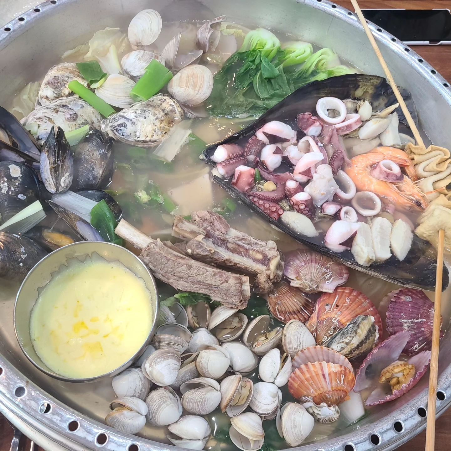 문어와 갈비와 조개전골이 한번에!!
와우~~ 저희동네에 이런곳이 있었다니;;;;
친구 소개로 가봤는데ㅎㅎ역시 믿을만하군!
문어해물갈비전골 주문했는데 푸짐해서
너무 배부르게 맛있게 잘먹었어요^^
예전에 차돌삼합도 먹었는데 역시~~~
퀄리티가 남달라♡♡♡♡♡
무엇을 먹던 실패율 0%ㅎㅎㅎ
모임장소나 회식장소로 적극추천해욥^^
ㆍ
ㆍ
#맛집 #광주맛집 #신가동 #연말 #연말회식 #회식장소
