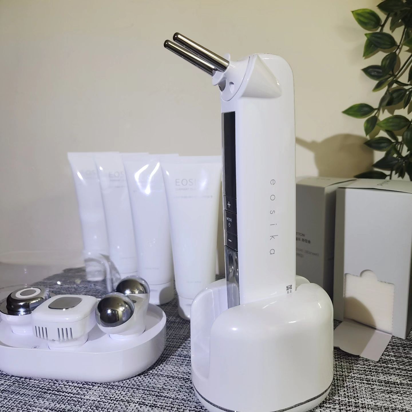 #협찬 

무조건 피부관리는 병원가서, 샵에가서 
해야한다고 생각하시나요? 
어디에서하든 꾸준히 자주하는 것이
중요하답니다. 시간 공간 제약없이 집에서 
편하게 이오시카 엠원 뷰티디바이스로 
관리해보세요!

저는 주로 고주파 탄력모드를 애용해요
정말 피부과에서 관리받는 것 처럼 
따끔따끔 또는 뜨끈끄끈한
느낌이 들어요 (따끔거리는건 젤을 듬~뿍바르면 괜찮아요!)

피부 진정 · 붓기 완화 · 모공축소까지..! 
정말 똑똑하고 가성비 좋은 뷰티디바이스예요

값비싼 뷰티 디바이스 집에 다들 하나쯤은
있으신거알아요. 저도 그래요 ㅋㅋ 그런데 
중요한 것은 잘 쓰냐 안쓰느냐! 
이번에는 보여드리려고 각잡고 찍었지만
실제로는 쇼파에서 넷플릭스보면서 
슥슥하면서 문지르고 있습니다
그만큼 손이 잘가는 제품이라 뽕뽑는 제품이에요 

오늘 화장잘먹었네요 ㅎㅎ 기분죻아

✔️고주파 모드 (RF UP)
✔️EMS 리프팅 (EMS UP)
✔️아이케어 모드 (Eye Care)
✔️쿨링 모드 (Cooling)
✔️클린 모드(Clean)
✔️모이스처 모드 (Moisture)

#피부관리 #갈바닉 #뷰티디바이스 #얼굴마사지 #디바이스 #디바이스추천템 #스킨케어 #피부관리기기