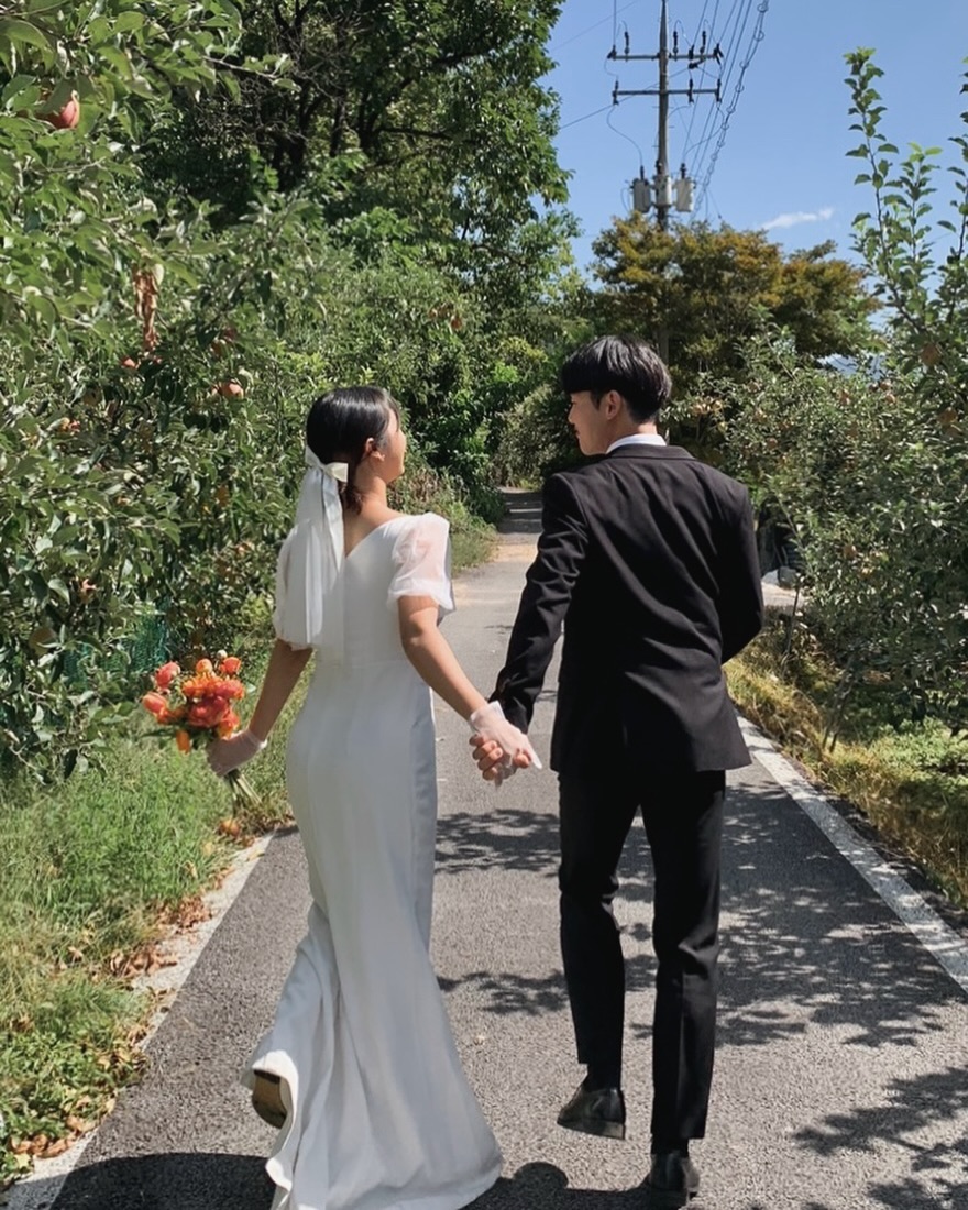 안녕하세요 민화입니다 💌

아무래도 저의 근황을 인스타그램으로 확인하시는 분들이 있어
민망하고 죄송스럽지만 여기에 글을 남겨봅니다

감사한 분들께 청첩장을 보낸다고 보내드렸는데,
아직도 많은 부분들이 부족한 탓인지 서투르고 또 서툴러 
감사 인사를 못 드린 분들이 꽤 있는 것 같습니다

백번 물어도 변명할 수 없는 저의 실책이지만, 
이 글을 읽고 부담 없이 연락 주시면 감사드리겠습니다!
이전에 먼저 용기 내어 결혼에 대해 물어봐 주신 분들께도
말로 설명 못할 뭉클함이 곁든 감사의 마음을 전합니다

결혼식을 준비하며 지인분들께서 이전에 제게 해주셨던 
작은 칭찬 한 마디들이 의외로 꽤 많이 생각나더라고요
저에게 던져주셨던 작은 칭찬들 덕에 지금의 제가 있습니다
그 한 마디씩에 지분이 있으신 분들께 다시 한 번 고개 숙여 감사드립니다

그리고 또 느낀 건, 둘만 있어서는 결혼식을 절대 할 수가 없더라고요
실직적인 조언과 걱정을 포함해 손수 직접 도와주시는 분들까지
저 또한 앞으로 살아가면서 꼭 보답드리겠습니다

이런 글 너무 오글거리나 싶어 올리지 않으려 했는데
막상 인생의 커다란 행사를 앞두고 있다보니
주변분들께 감사한 마음이 앞서 저절로 진지체를 사용하게 됩니다

그만큼 제가 평소에도 또 한 번 부족했다는 것을 알아차리며
앞으로는 꾸준히 부족함을 채워갈 수 있도록 노력해보겠습니다 🫣

든든한 사람을 만나 햇살 좋은 4월에 결혼을 하게 된다니
제가 잔잔바리 운이 없기로 참 유명한데 그 잔잔바리 행운들을 긁어모아
인생에 다시 없을 큰 운으로, 이렇게 사용하게 되네요 

평소에도 저희 둘을 예뻐해주시고 응원해주신 분들께
이 결혼이 예쁜 보답이 되어 전해지기를 간절히 간절히 바랄 뿐입니다

화려하고 반짝이는 예식은 아닐테지만,
저희 둘이서 소신껏 준비한 의미있는 예식이니
아기자기 귀엽게 봐주시면 감사드리겠습니다 ✨

🤵🏻노기택 🤍 김민화👰🏻‍♀️
🏷 2024년 4월 20일 PM 12:00
🏷 문경사과연구소ㅣ문경시 마성면 외어7길 76-25