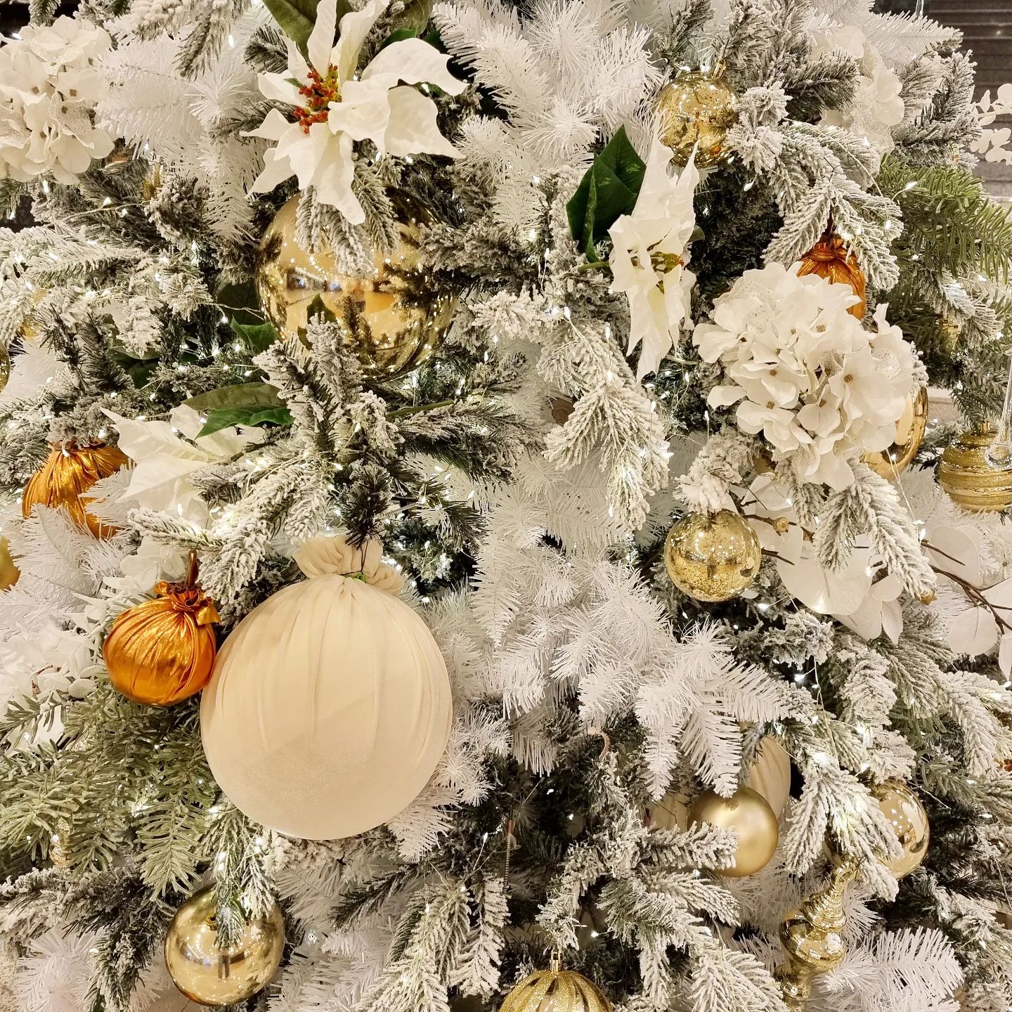 미리 메리크리스마스🎄☃️❄️🎁🎆🎄
.
.
.
.
#크리스마스 #뭘하지
#밀린잠자기 #내일강남역난리일듯
#크리스마스트리 #화이트트리
#12월