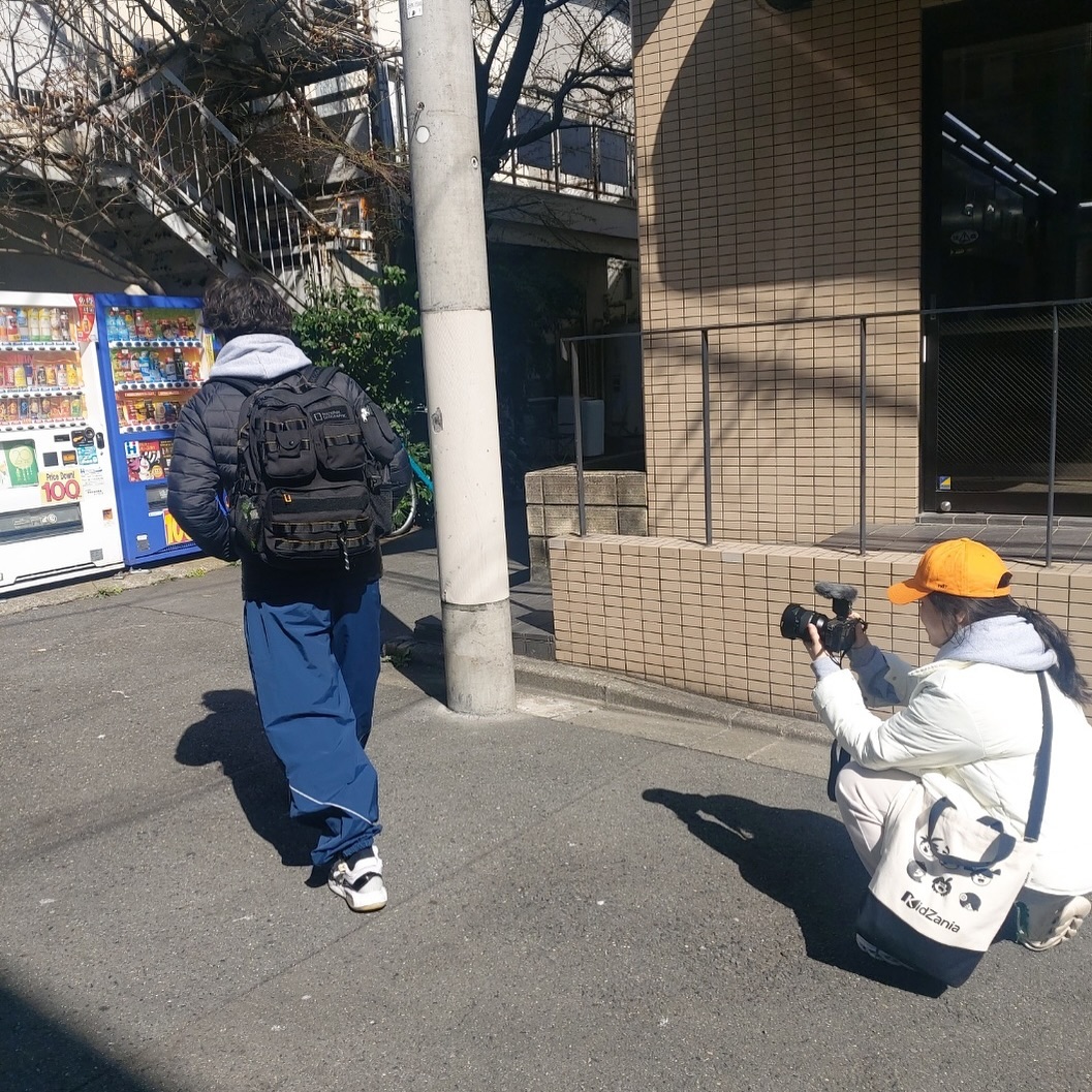 “ 가봐! 거기~ 아니!!~ 오케이!”

둘이서 촬영 한번 시작하면 꽂혀서 몇시간은 그냥 보내버리는 우리 부부는 영상 찍는게 너무나 힘이 들지만 재미있다. 자꾸 욕심이 난다..

겨우겨우 핸드폰 초보에서 카메라로 넘어오니 또다시 카메라 초보가 되어 흔들흔들~ 적응 시작단계인 도쿄 여행.

그 맛에 또 미친 영상 촬영 강행군이 되어버린 도쿄 일정이었지만 맛집도 놓치지 않았지😆

#뭐든부부여행#뭐든부부도쿄#여행에미치다#여행유튜버#좋아요꾹#팔로우미#travelallaroundtheworld