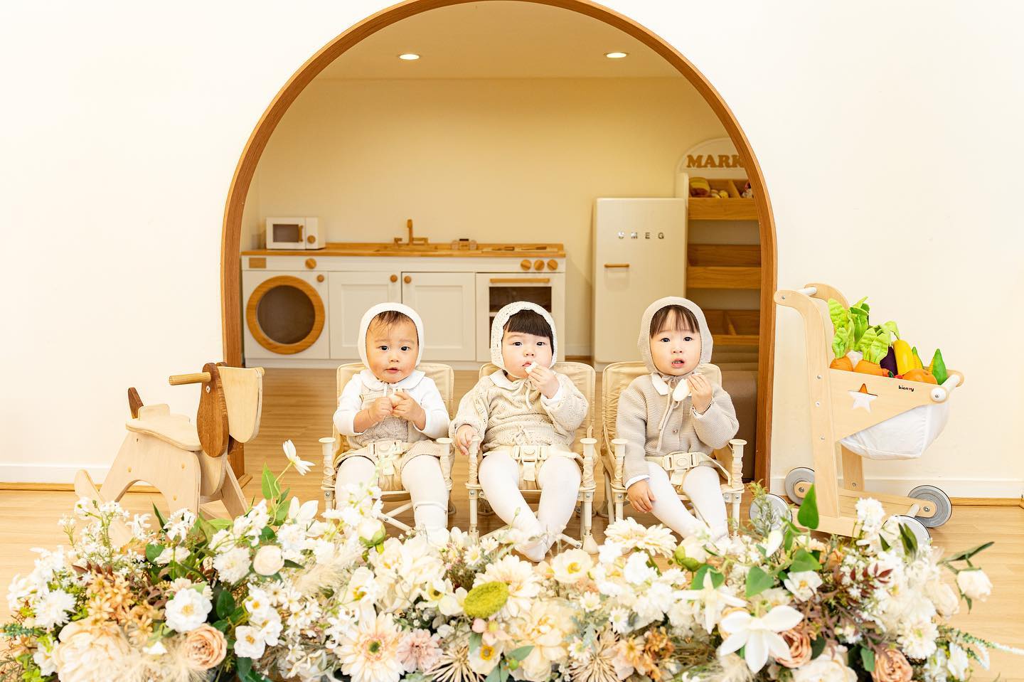 세명도 이쁨! 
.
.
작년 이맘때쯤 만나서 
일년동안 아주 행복한 
한해가 되었네! 
.
.
덕분에 사진도 많고 
추억도 많아졌당! 
.
.
다양한 컨셉사진 
찍어준 윤작가님 
dongle0129 
감사드려요오 ㅎㅎ 
.
.
#스튜디오느낌으로 
#셀프아기사진