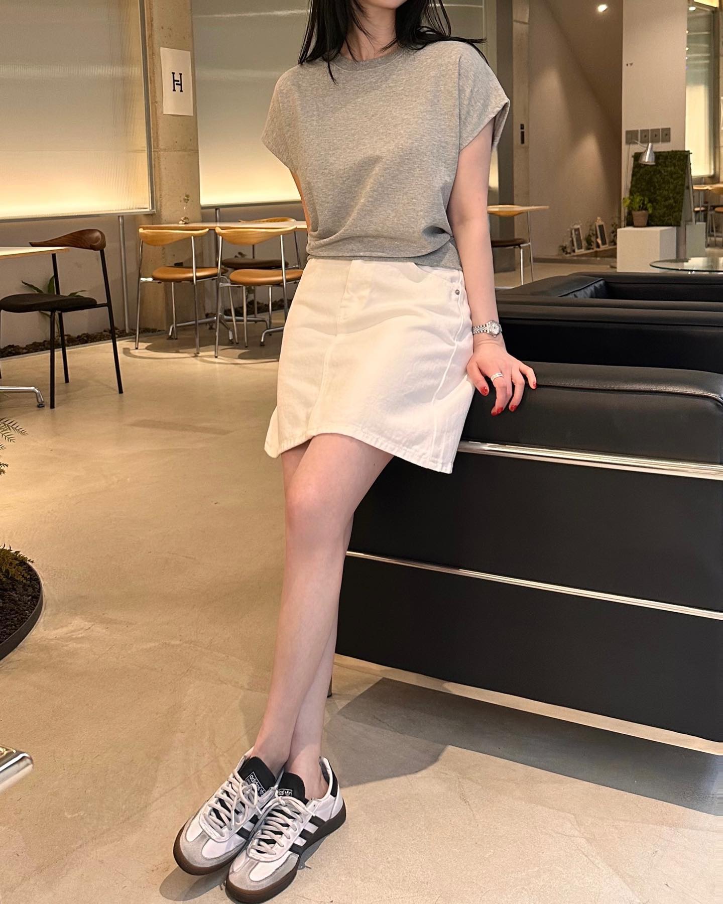 카페 휴무인데 감사하게도 사장님께서 
2F 불 켜주셔서 아주 편하게 촬영해찌요🐰🤍

•베이비 크롭T:아,베,그
•화이트 포켓 데님sk:s,m
•에이핀턱 데님 반바지/연청:s,m