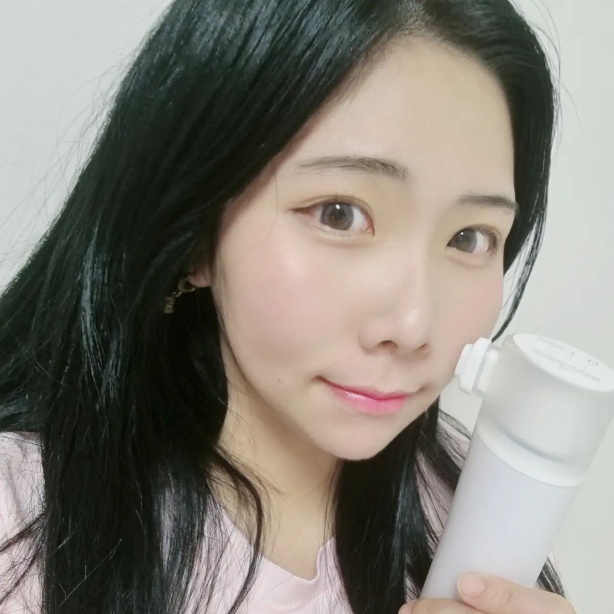 #협찬 #샤오미 #뷰티디바이스 #첫줄

샤오미에서 제공해주신 뷰티 디바이스

🫧샤오미 인페이스 아쿠아필 피지제거기🫧

샤오미 전동클렌저부터 피지제거기까지 
전부 날 만족시킨 야무진 제품 🤭

아무리 좋은 스킨케어 제품 써도 처음부터 
노폐물 제거 안하면 아무 의미 없어요 
세안부터 스타트 해야죠 🤭

아래있는 수통에 물을 넣어서 작동시키면 
찬물이던 따뜻한 물이던 바로 작동되는
온열효과로 피지있는 곳에 모공을 열어주어 
피지 압출에 효과적인 온열 피지제거기이다

피지 압출로 깨끗한 피부 만들기
각질정리 모공케어 피지 블랙헤드 제거 한번에 😃

20도에서 40도 사이의 따뜻한 온도로 조절되며
3단계로 이루어진 강도조절로 부위별 다양한 노즐통해
피지 및 블랙헤드제거에 유용해 정수 오염수 분리 물탱크로 
위생적이게 관리할수있다는 점👍

깨끗하고 안전하게 버튼 하나로
홈 에스테틱 누려봐요 💛

#샤오미인페이스 #샤오미인페이스피지제거기 #샤오미피지제거기 #샤오미 #클렌징제품추천 #세안제품추천 #욕실용품추천
#피지제거기 #온열피지제거기 #협찬문의 #협찬DM
#일상 #20대 #관리하는여자 #피부관리