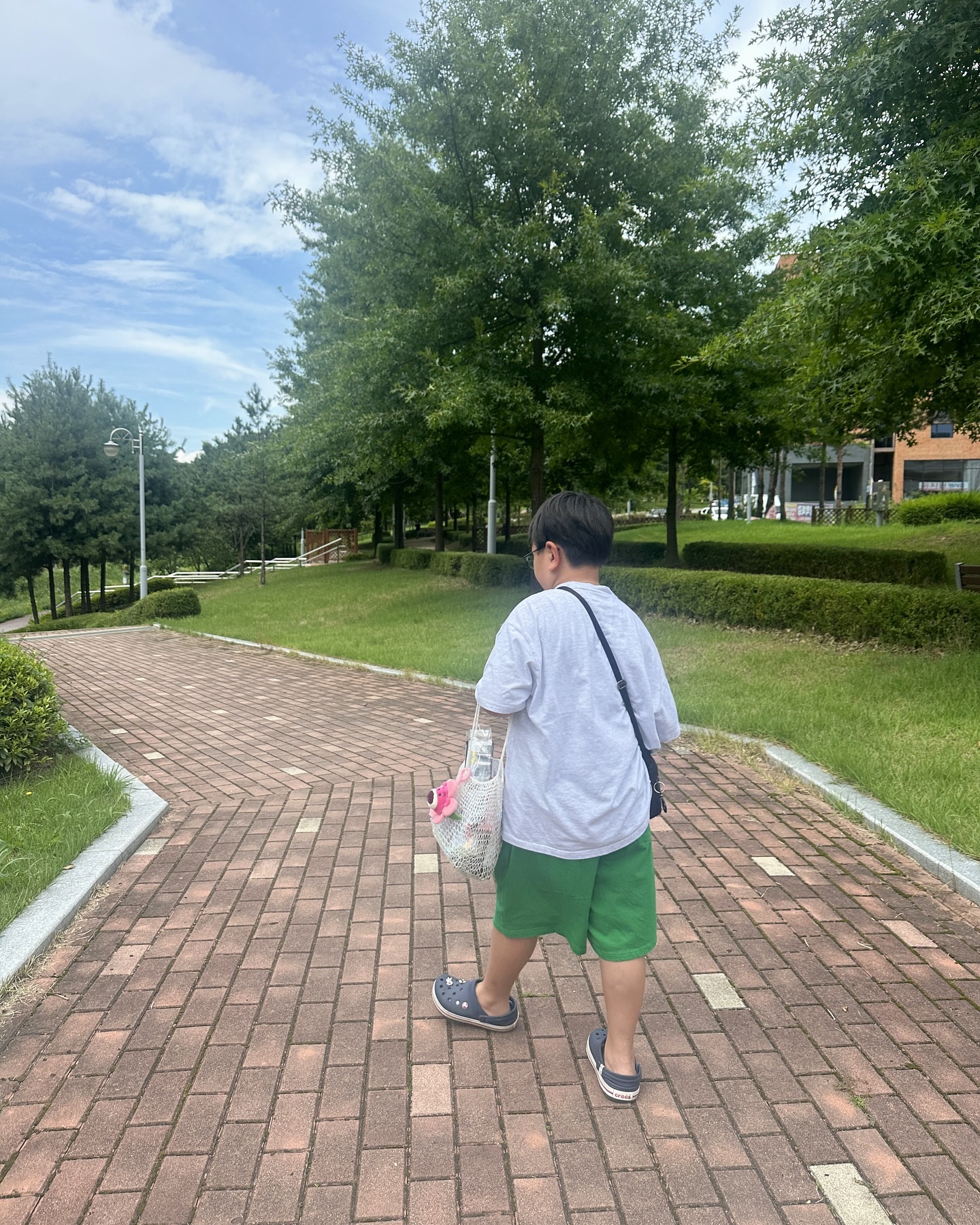 무거운 가방 들어주는 남자🩷
너무 고맙다 ㅋㅋㅋㅋㅋㅋ

사실 내가 겁나 무거운거 들고있음 ㅠㅠ

#아들#방학#하루하루긴 #가방들어주는남자 #데이트 #함께해요