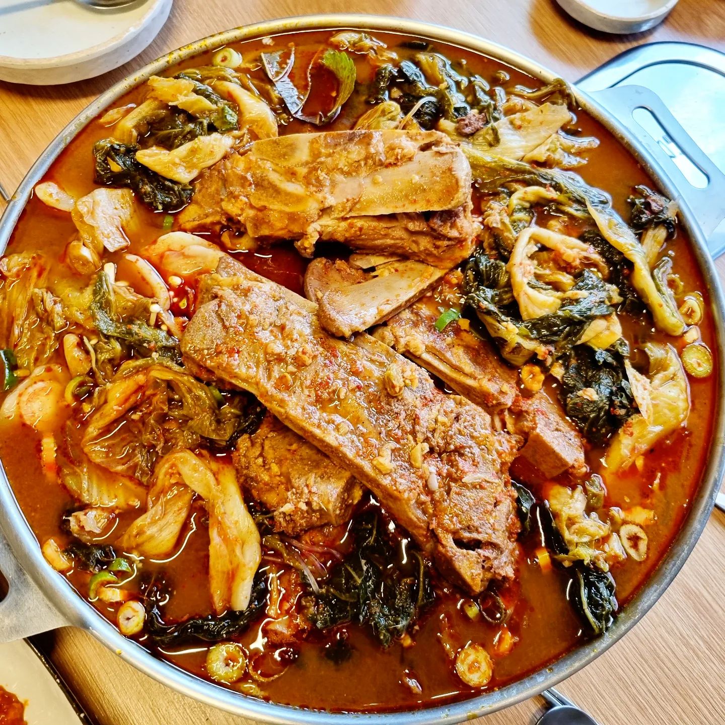 첨단 맛집 본가왕뼈감자탕 
24시간 영업이라 막차로 가기도 좋고 
낮에 해장하러 가기도 좋아요

💜💚💙🧡🩷🩵❤️
매장도 넓고 단체룸도 있어서
모임이나 회식하기도 좋아요

감자탕 좋아해서 자주 먹는데
최근 먹어본 감자탕 집중에서 제일 맛있었던곳이에요

연말 친구들이랑 모임하고
마무리는
#본가왕뼈감자탕첨단점
#본가왕뼈감자탕 
#첨단맛집 
#광주24시간맛집 
#첨단밥집 
#첨단감자탕 
#첨단해장국 
#첨단술집 
맛있게 잘 먹었습니다 ^^

➡️광주 광산구 첨단중앙로124번길 62 1층
➡️영업시간 24시간/연중무휴