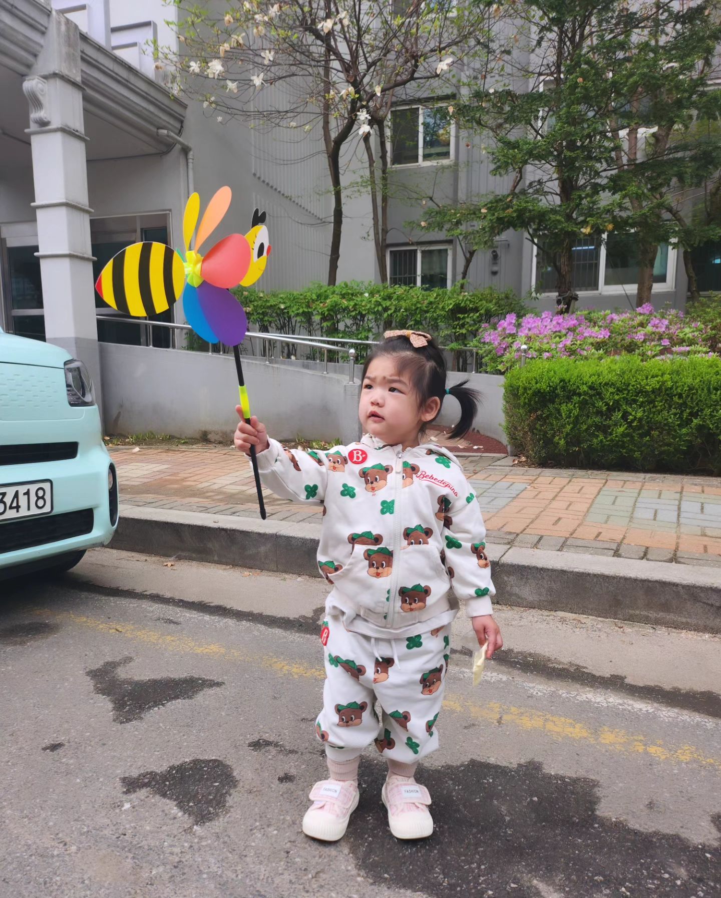 ✏️서하의 성장일기>_<

👶+646🩷🩷

아침에 나갈때마다 꼭.. 뭐하나 쥐고 나가야되는 서하에여ㅠ
요날은 치즈먹다가도 바람개비보이니 양손으로 들고나왔네여ㅋㅋㅋ