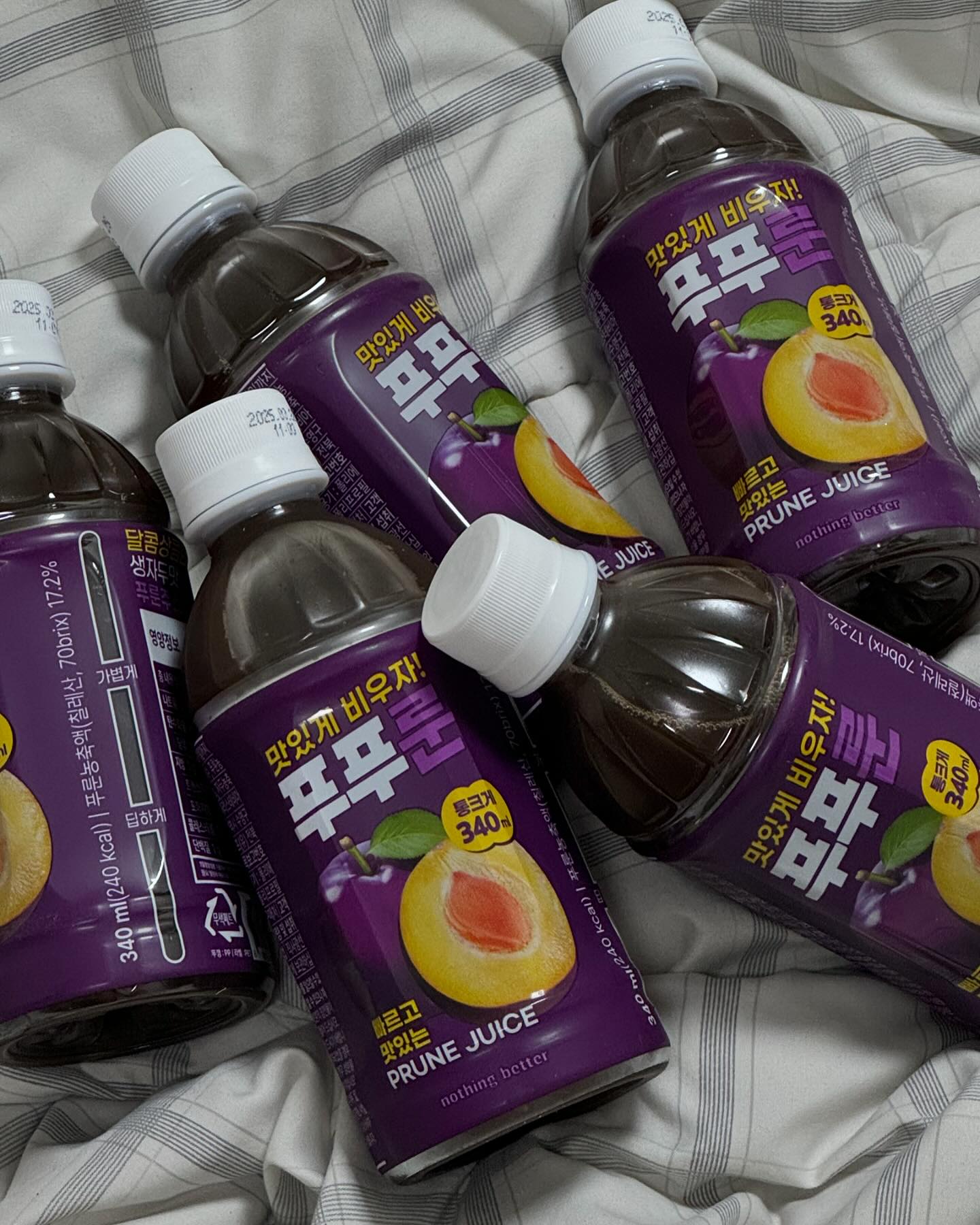 #띵포터즈6기 맛있게 비우자 #푸푸룬 💜

이너뷰티를 위해 요즘 핫한 음료 푸룬쥬스 🥤

푸룬은 말린 서양자두를 말하는데요 !

식이섬유가 아주 풍부하고 각종 미네랄과 비타민을 
함유하고 있어 변비와 미용에 도움이 된다고 알려져 있어요

푸룬에 함유된 솔비톨이라는 성분이 수분을 빨아들여 
변을 부드럽게 하고 장운동을 촉진시키는데 도움을 줍니다 ! 

낫띵베럴 푸푸룬은 100% 칠레산 푸룬을 사용한 
푸룬농축액 17.2% 로 함량이 높고 거기에 푸룬의 핵심성분인
솔비톨을 채워 시원하게 볼일 직빵이라는 말씀 !

그래서 올리브영 푸룬주스 중에서도 직빵주스로 유명하더라구요 !

저도 띵포터즈를 통해 푸룬를 처음 먹어봤는데요 
먹고 얼마 안 지나 바로 신호가 오는거 .. 
효과가 너무 좋은 거 아닌가요 ..? 🥹

푸푸룬, 올리브영에서 만나보세요 ✨

nothingbetter.official oliveyoung_official  #낫띵베럴 #띵포터즈 #띵포터즈_6기 #올리브영푸룬주스 #GS25추천템 #편의점신상 #푸푸룬 #푸룬맛집 #푸룬주스 #직빵주스 #이너뷰티