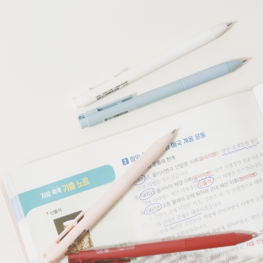 #협찬 ㅣ penfan_town
⠀
⠀
⠀⠀
깔끔한 디자인과 편안한 그립감 
그리고 부드럽고 선명한 필기감으로
시험공부나 자격증 공부할 때 
사용하기 좋았던 동아연필의 뉴엔 P-20 

1946년 한국 최고 문구 제조회사인
동아연필의 기술력을 바탕으로 
만들어진 볼펜으로 

깔끔하면서 미니멀한 디자인이
너무 마음에 들었어요.

파스텔 무광컬러 0.5mm (흑,청,적)
진하면서 클래식한 무광컬러 0.7mm (흑,청,적 ) 
골라서 사용하는 재미도 있고 

한 손에 잡고 쓰기 편안한 사이즈와 
무게감으로 필기할 때 피로감을
덜어줘서 편하게 사용했어요. 

그리고 유성잉크와 중성잉크의 장점만 
보유해서 부드럽고 선명한 필기감으로 
잘 번지지 않는 점도 좋았어요. 

시험공부나 자격증 공부하다보면
필기를 많이해서 쓰다보면 
번지고 해서 지저분해지고 
손에 묻어나고 하는데 
하이브리드 잉크 적용 한 
뉴엔P20 사용할 땐 그렇지 않았어요. 

⠀
⠀
⠀
⠀
⠀
#동아연필 #뉴엔P20 #뉴엔피이공 #미니멀펜 #볼펜추천 #하이브리드잉크펜 #공시생펜 #시험공부 #문구후기 #오늘오십육페이지