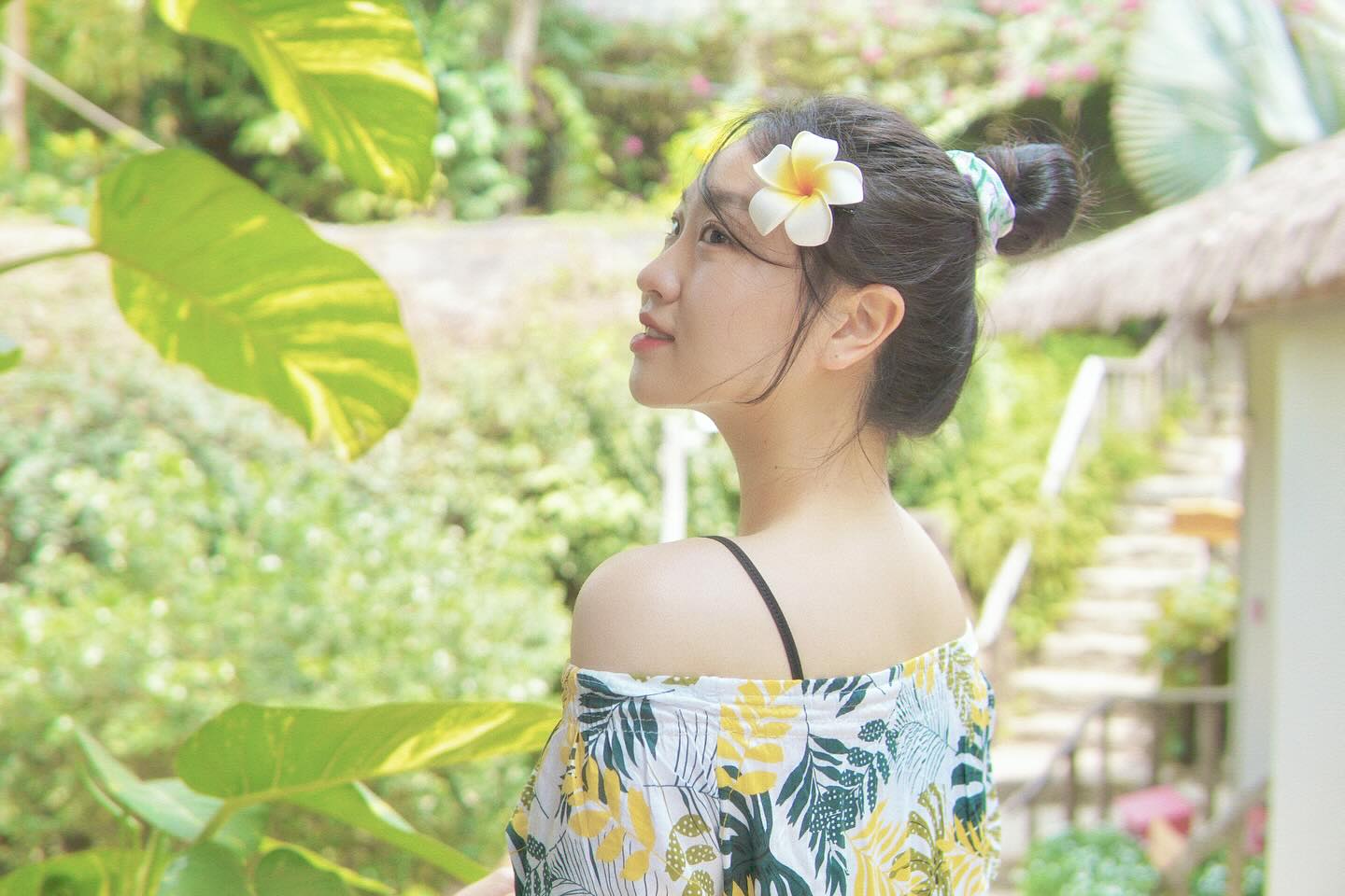 오래오래 전에 엄니압지와 다녀왔던 #푸꾸옥 
그때는 몸이 쪼오끔 힘들었는데 지금 떠올리면 다시 안 오기에 그립다 ! 
사진은 아빠가 찍어줌 !
그래서인가, 강효성님의 둘째딸 깻잎공쥬 시절 소환됨.
내 최고의 사진 기사(?) 강효성집사님😆
옷은 엄니께서 사신 옷 뺏어(?)입고
머리핀도 엄마꺼 호로록
.
.
.
마지막장 족발 가볍게 넘어가셈요^^