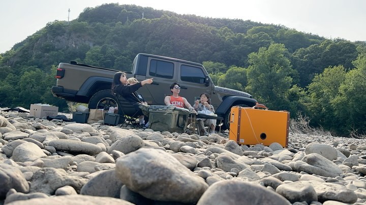 솔져와 함께한 오버랜딩 캠핑⛺️
완벽한 노지 캠핑을 위해 데려다주고
그늘까지 만들어준 shout out to 솔져✌🏾
⠀
⠀
⠀
#오버랜딩 #오버랜딩라이프 #오버랜딩캠핑 #노지캠핑 #캠핑 #campinglife #campingweekend #지프 #글래디에이터 #jeep #랭글러매니아