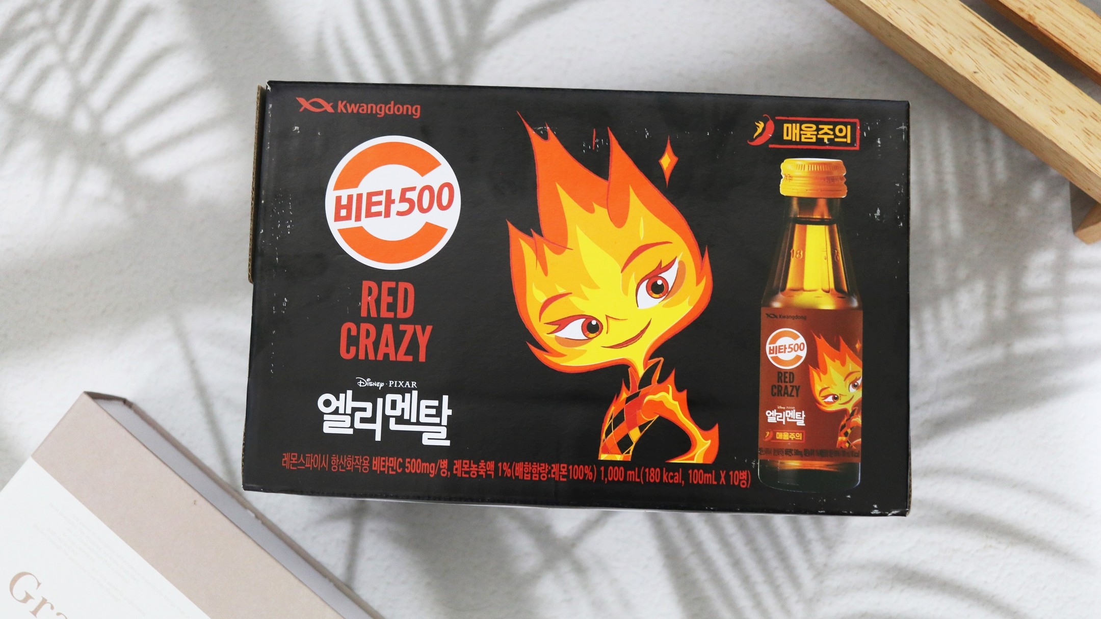 #비타500 #비타500매운맛 #레드크레이지 #비타500레드크레이지

새로 출시된 비타500 레드크레이지!
엘리멘탈의 엠버와 콜라보로 
귀여움 폭팔!
맛도 폭팔!!!
새콤하고 매콤한 엠버와 딱!잘어울리는 
비타500 레드크레이지와 매콤한 자장라면의 조합은 Good!!
그냥 마시는거 보다 얼음과 함께 즐기면 더더욱 맛있는 비타500 레드 크레이지랍니다!!

매콤,새콤,달달,시원을 한 번에!!

맵부심 꿀조합을 찾았어요!