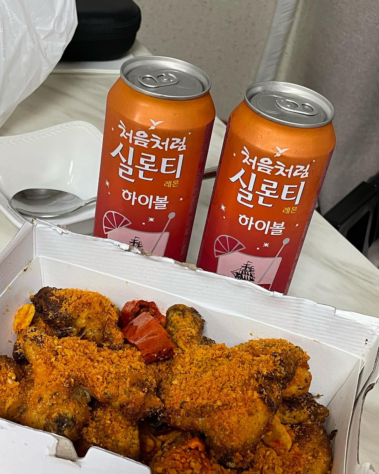 #협찬

실론티 좋아하는 사람~? 나야나~ 실론티러버는 하이볼도 실론티로 먹는다^.^ 뭔가 청량하고 시원한 느낌이라 마라먹을때마다 같이 마시는듯..!

실론티 좋아하는 분들은 무조건 호! 그냥 음료수 맛만 많이날 줄 알았는데 생각보다 알코올맛도 꽤 난다는 점..오히려 좋아..~ ‼️(도수 7%)

*알코올은 발암물질로 지나친 음주는 간암, 위암 등을 일으킵니다. 임신 중 음주는 기형아 출생 위험을 높입니다.
