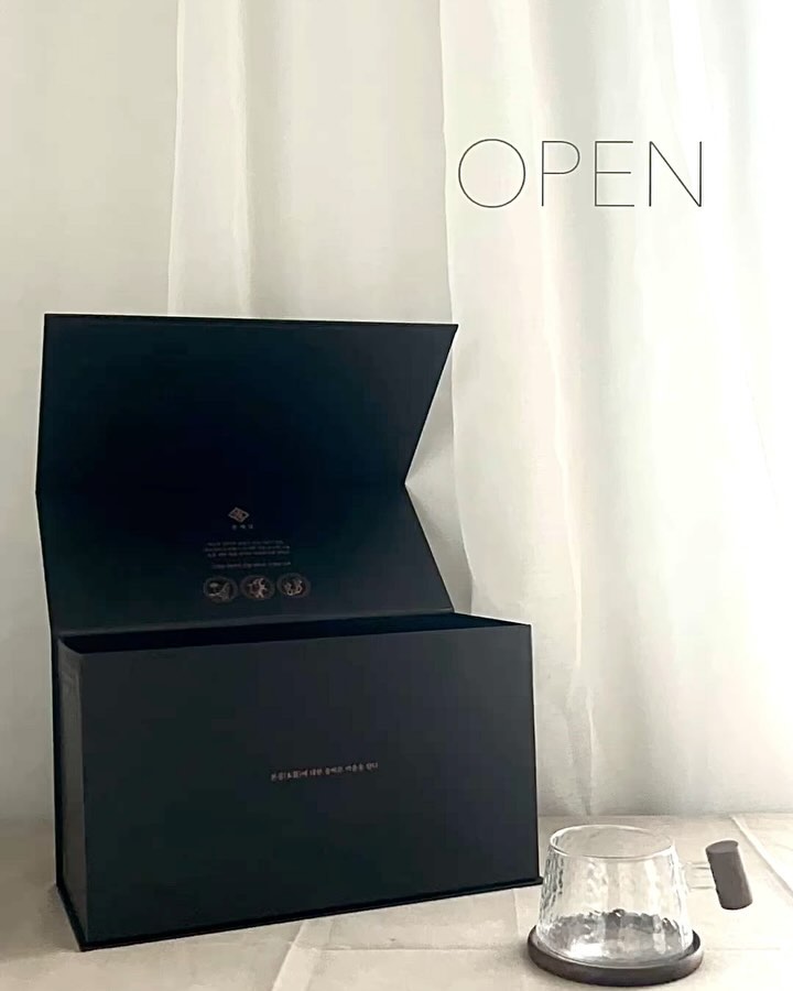 드디어 흑염소진액 첫 공구 오픈 했습니다💌
bonjungsim 

어제 흑염소진액의 효능에 대해 말씀드렸는데요~
오늘은 좋은 흑염소진액 고르는 방법에 대해 알려드릴께요:)

📜흑염소진액을 선택할때 가장 중요한것은 `추출율’이에요.
아무리 함량이 높아도 영양소가 추출되지 않으면 의미가 없어요.

식육 추출은 `열수 추출‘ 과 `효소 추출’ 로 나뉘는데 이는 추출율에 큰 차이를 만들어내요.

열수 추출은 고온에서 삶는 방식이고, 효소 추출은 저온에서 영양소가 추출되도록 단백질 분해효소룰 넣어 추출하는 방식이에요. 

열수추출은 진액이 아닌 탕을 만들어내는 것과 같아요!
아직까진 기술력 때문에 흑염소에는 효소 추출이 없는데, 본정심이 국내 최초로 적용하여 만들었습니다:) 

또한, 흑염소진액을 선택할 때 함량이 아니라 핵심 영양소인 `아라키돈산‘이 추출되는지 반드시 확인하세요! 

아라키돈산은 두뇌건강(우울증 예방), 유아의 신경계 발달, 인슐린 분비를 자극하여 당뇨병을 예방해줘요.

또한, 아라키돈산은 추출하기가 어려워 대부분의 엑기스에는 없는데 본정심에서는 효소 추출 공법으로 추출이 가능하여 이에대한 시험성적서도 보유하고 있어요!

흑염소진액에 오히려 고함량 제품들이 많은데, 간에 무리가 갈 수 있어서 잘 보고 고르셔야해요.

본정심에서는 농협에서 인증받은 6년근 홍삼만 사용하규요, 잔류농약 검사와 유해 화학물질도 당연 아무것도 검출되지 않았어요:)

본정심 진액은  흑염소 31.8%, 홍삼2.18%, 녹용0.49% +십전대보탕 기반의 26가지 천연재료 배합으로 모든 천연 재료가 조화를 이뤄 비로소 진짜 흑염소 진액이 완성됩니다:)

설명이 길어 끝까지 읽기 힘드셨겠지만 우리가 섭취하는 모든것은 성분을 잘 따져보고 소비자를 속이지 않는 정직한 것을 선택할 의무가 있어요.

저 또한 소비자에 입장에서 꼼꼼히 알아보고 선택한 제품이라 자신있게 소개 드려요! 

2024년 갑진년 새해가 밝았습니다.
소중한 올 한해도 모두 건강챙기시고 흑염소진액으로 또 건강하세요:)😊

한정수량으로 선착순 구매여서 서둘러 늦지않게 주문하시고 명절 전 꼭꼭! 받아보시구 가족들과 함깨 즐거운 명절 보내세요🥰

📜공구기간 1/27~2/3 자정까지
  본정심 홈페이지가 199,000 👉제 피드속 링크에서만 129,000 
 (2세트 구매시 238,000원) 으로 구매 가능하세요.
 또 제 링크에서 구매하시면 18k 골드잔, 고급쇼핑백 100% 
 증정하고 있으니 이번 설 명절 소중한 우리 부모님, 지인분들. 
 께 선물하세요😉
 

 주문은 프로필아래에서 링크를 통해 주문해주세용🫶

•••

#본정심 #본정심본 #흑염소즙 #흑염소엑기스 #흑염소효능 #흑염소부작용 #설선물 #명절선물 #부모님선물 #임산부선물