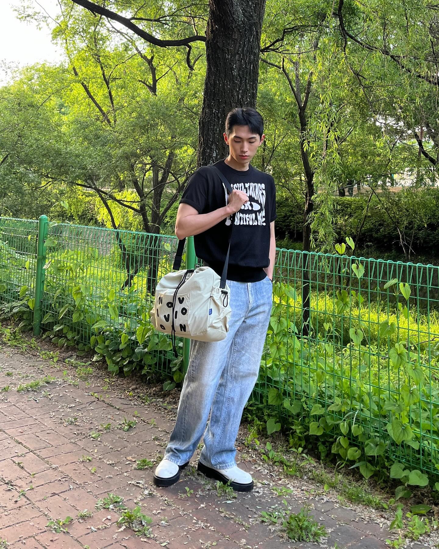 콘크리트 도심 속 초록 공원에서
가끔은 이런 힐링을 🌳🌳☀️

novio_kr 

#노비오 #노비오가방 #가방코디 #학생가방 #대학생가방