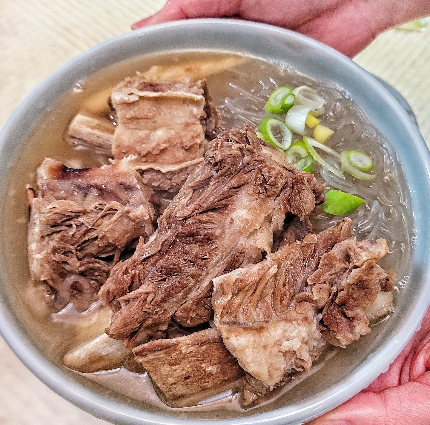 #앵거스박 #앵거스박수지점

오늘 해장은 왕갈비탕 ><
맑은 국물이 땡긴드아!!
요즘 자주 들리는 앵거스박 또 방문해서 겟한 왕갈비탕🥰

밀키트에 당면 좀 추가해서 바글바글 끓이면 끝
고기 너무 부드럽고 고소해서 계속 들어감

앵거스박 고기 항상 신선하고 가성비도 굳굳👍

#소고기 #앵거스박쇠고기상점 #수지정육점 #정육점 #갈비탕 #안주 #해장 #맛집 #먹방