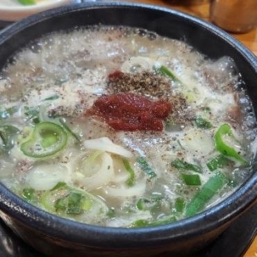 구리에서 제일 맛있는 #정성순대국
역시 해장에는 이만한게 없지!
순대국 먹고 싶을때
정말 찾아가는 곳
#교문동맛집
#구리맛집
#구리순대국맛집
넓고 쾌적해서 좋아♡
깔끔한 분위기랑 맛도 너무 좋아
녹진한 국물에 순대가 착착감기네
너무 맛있어
#포장필수
#구리순대국맛집