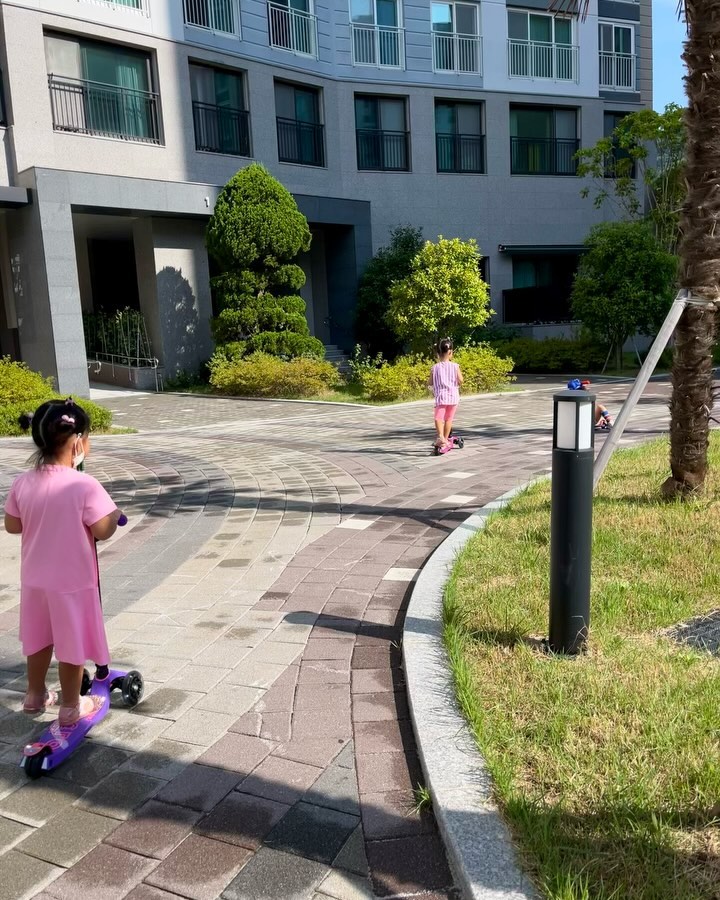 사랑스러운 핑크베이비들❤️

금요일인데, 이제 주말인데, 내일도 유치원 가겠다는 청개구리들
이렇게 장난을 친다고라고라???ㅋㅋㅋ
그래도 동생 넘어지면 쏜살 같이 달려가는 천사 누나들💕
(재민아…너 혼자 일어날 수 있는데 누나들 기다리는거니…)
잘다녀와 핑크베이비들

등원 후 오늘도 바쁘게 외할미 일봐주고, 하원전 집 잠시 휴식…
아빠야, 외할미가 용돈 주셨으니까 오늘 외식할까???
(사실 밥할 힘이 없었다ㅜㅜ)

너무 더운 날씨에 하원하자마자 재민이는 알로에 젤리먹고,
누나들은 집 오자마자 음료찾고,
지아가 갑자기 시~~~원한 우유가 먹고 싶다며 먹는데
갑자기 초코 스틱을 그냥 먹어보고 싶다며…ㅋㅋㅋ😂 후…
그래…한번 먹어봐라!!! 맛있냐 쩝쩝

그리고 아빠 오기전 애셋 다같이 샤워하고 준비!!!
오후 바람 맞으며 손잡고 편의점가서 각자 음료하나 사들고,
아파트 상가 치킨집에서 외식💗(진짜 오랜만이다 그치???)

애셋 데리고, 건배사 시도하는 아버지 결국 패스하시고ㅋㅋㅋ
그래도 우리 이 순간 너무 행복하다 그치?😊
재민이도 “치킨 맛있다”연발ㅋㅋㅋ 진짜 이게 행복이쥬

그리고 집으로 돌아와 양치하러 가기전, 엄마 자동차 탑승
후…ㅋㅋㅋ그래도 아직 다리에 애셋 올려지는구나…
엄마 다리 자동차타고 신나게 놀며,
영상찍다 서로 난리나니, “에이”하며 던져버리는 지아…
왜이렇게 웃기쥬???ㅋㅋㅋ
그나저나 엄마를 지켜줘 얘들아 너희끼리 찍어주면 안되겠니?

오늘도 생얼에 꾸밈없이 애들케어하는 뚱뚱이 아줌마였지만,
언제나 아이들과 함께하는 이 순간이 너무 즐거운 아지매
그냥 오늘 좀 행복하네💝
잘자 내새끼들 내일 고래보러 가자 알라뷰

#등원샷 #막내 #핑크베이비들 #외식 #오후바람 #이게행복이지 #엄마자동차 #온몸으로놀기 #엄마를지켜줘 #이순간이행복하다 #잘자내새끼들 #쥐띠아기 #쌍둥이맘 #딸둥이 #이란성 #생후1471일 #호랑이띠맘 #생후880일