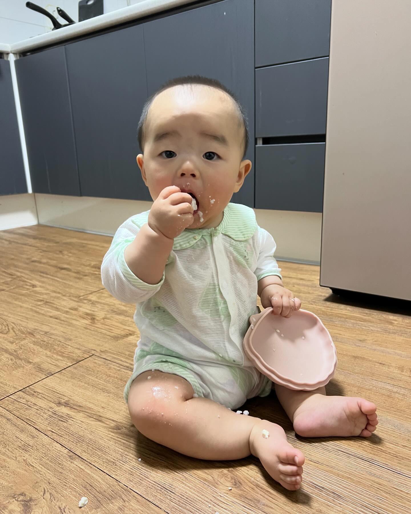 벌써 훌쩍 커버린! 인생 8개월 한제민❤️👶🏻

우리 제민이 언제 이렇게 컸는지 벌써 8개월이 됐어요🎊

언제 뒤집을까 언제 기어다닐까 했던 우리 아기가

어느 순간 눈 떠보니👀 

이리저리 사방팔방 기어다녀서.. ㅎ

또 어디 가는 거야!! 일로와!! 한지민!!
엄마는 제민이를 잡으러 다닙니다ㅎ😂

이렇게 이쁘게 자란 준 우리 제민이 
너무너무 고맙고 또 사랑해❤️

엄마가 요즘 화가 많아져서 미안해.. 하하 하하

엄마도 처음이라 너무너무 어렵네💦

항상 건강하게 더 행복한 시간 보내자❤️

더 많이 좋은 부모가 되기 위해 노력할게
엄마와 같이 성장하는 제민이! 파이팅!🥰🍼
#니가있어행복해♥️ 

#8개월 #8개월아기 #사방팔방 #기어다니기 #또어디가 #잡으러다닌다고바쁨 #웃프다 #건강하게자라줘서고마워❤️ #엄마가체력을더키울께💪 #육아 #육아소통 #육아일기 #육아맘 #아들맘 #육아스타그램 #육아일상 #육아기록 #일상 #일상의행복 #일상소통 #항상행복하자우리가족❤️