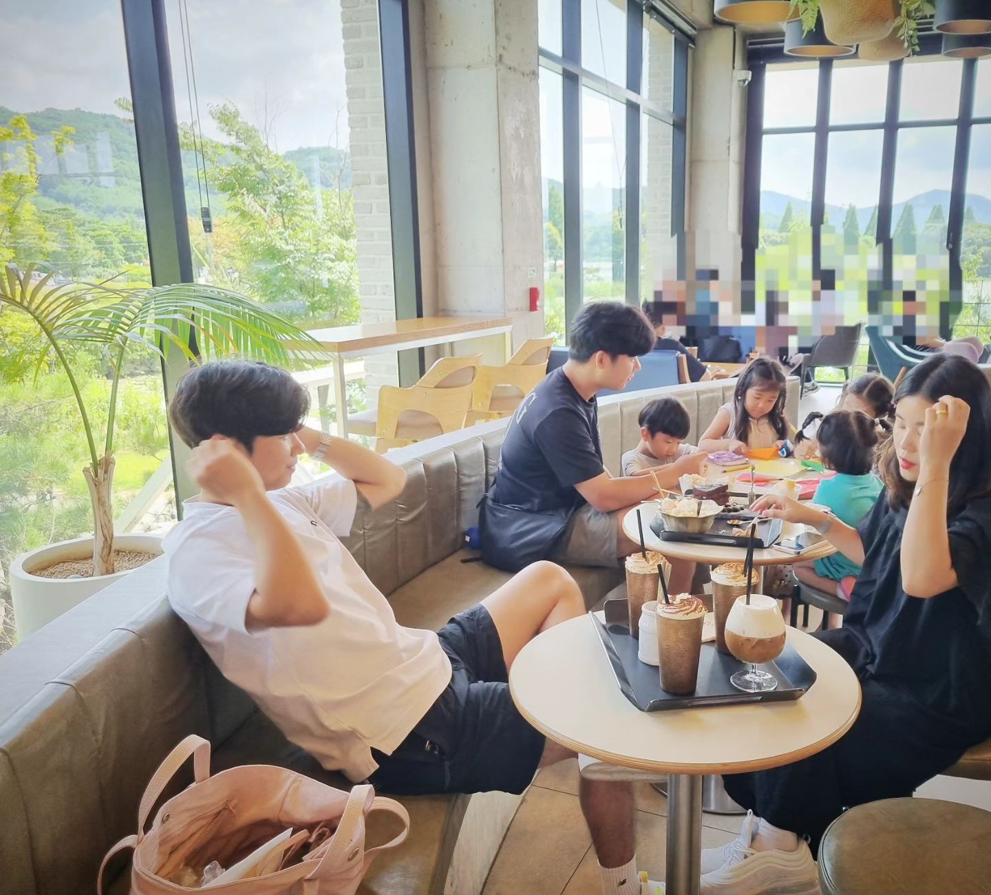 #신정호카페 #그래비티 #광복절 #급만남잼🎶 
.
광복절이라 태극기 사고 🇰🇷 
급 연우네 만나 밥먹고 카페타임 🩷
아가아가한 시우💙 
애기안았다고 가희고새질투부려"엄마나도안아줘"🙃
ㅎㅎㅎ 가희야 넌 평생 울집막내야 😆
.
#두집만났는데아이가다섯 #다자녀그램 ㅎㅎㅎ 
#딸스타그램 #신정호그래비티 #힐링타임🌿