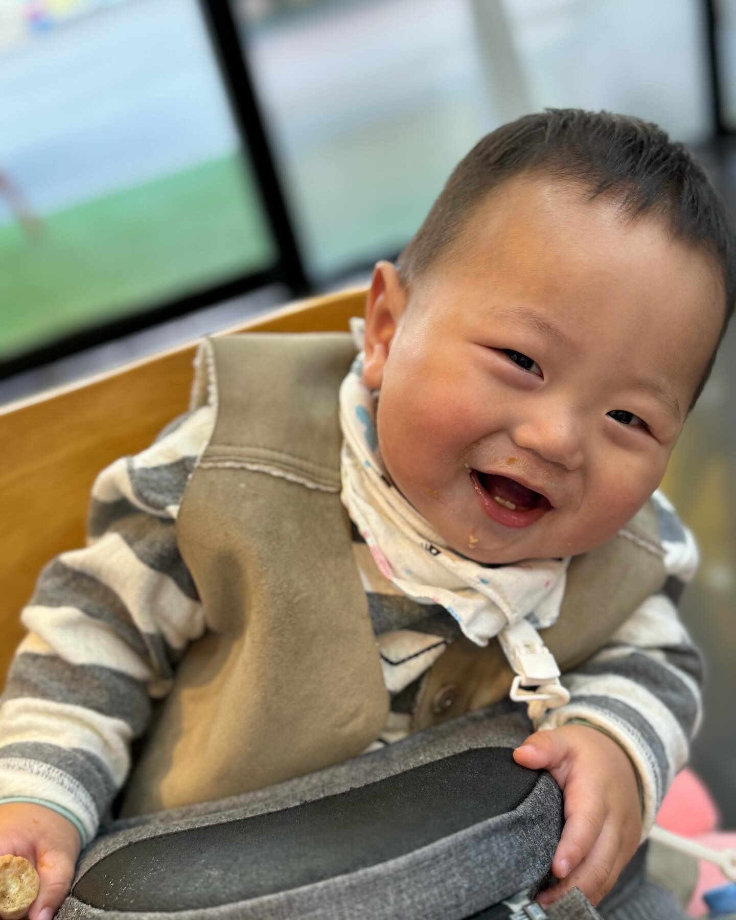 쓰리고 중에 막내🥰

#이가두개뿅 #사랑둥이 #순둥이 #귀염둥이 #미소천사 #쓰리고중막내 #할머니머리하는동안 #아기과자먹방 #8개월아기 #건강하게자라는중