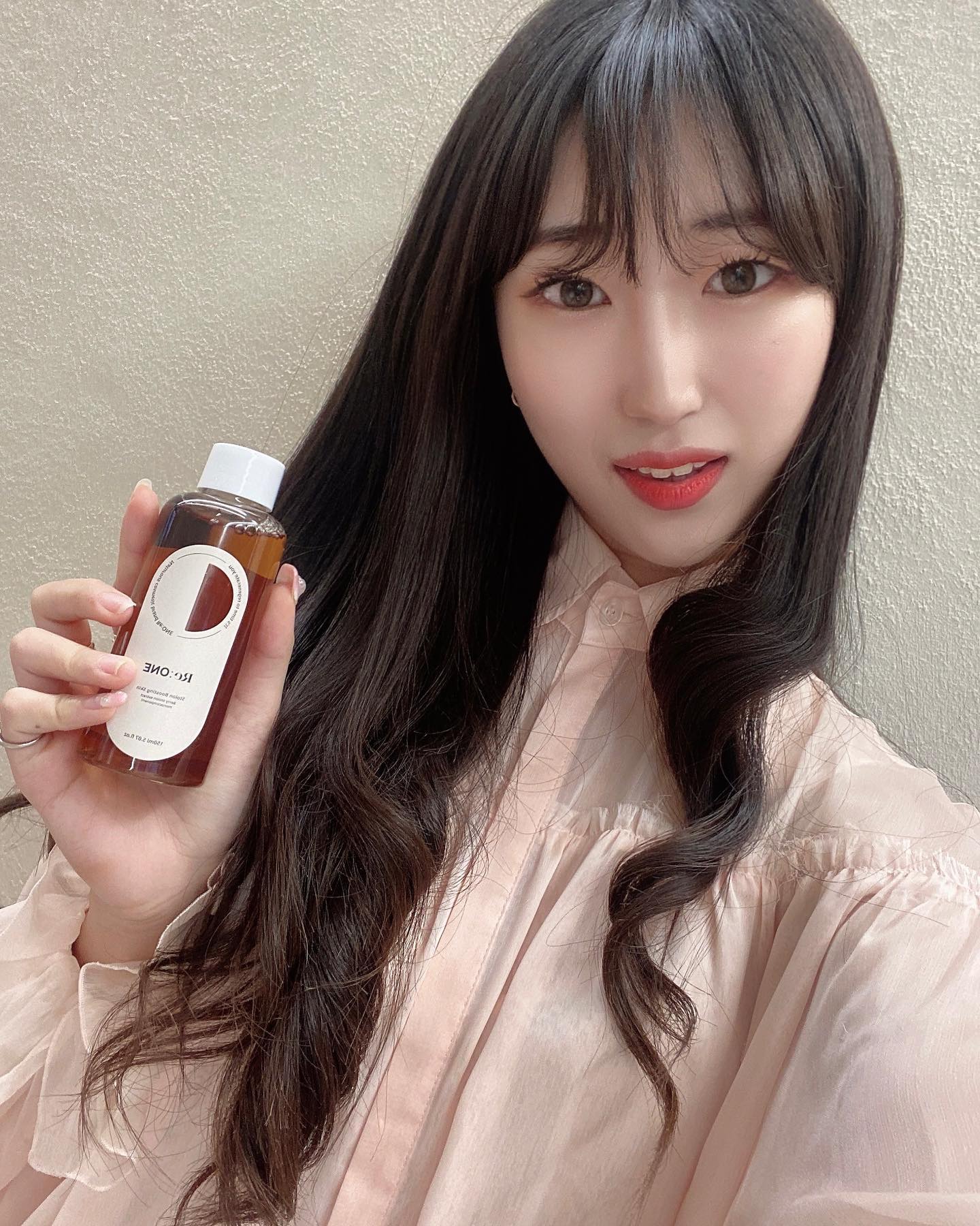 #협찬 #광고

농촌과 환경을 생각하는 브랜드 리원, 🌿💡🍀
최소한의 성분만으로 최대의 효과를 내는 스톨론 부스팅 스킨 추천해요 🫶🏻💛

🍓🪴 cocoberry__official

오잉 최소한의 성분으로 ~?
어떻게 화장품을 만들어내는건지 궁금하시죠 ? 🫢
바로 ! 농가에서 활용이 어려운 딸기 줄기를 활용한 친환경 화장품이 탄생 했어요 :) 🍓🪴

친환경 원료만을 사용하여, 남녀노소 모두가 사용 가능한 저자극 스킨케어를 느낄 수 있습니다 ✿˘◡˘✿

피부 진정에 탁월한 효과를 보여줌으로써 피부 결 개선과 깊은 속보습 개선에 아주 구뤠잇 한 효과를 보여주더라구요 🪵🤎
2주일 째 쓰고 있는데, 급 속도로 좋아지는 느낌 보다는 정말 서서히 속건조가 잡히는 느낌 이랄까요 ?? 🙊

🍓 영양분이 풍부한 딸기 기는 줄기 추출물 총 3가지 성분으로 이뤄진 스킨 ♥️
🍓 73% 딸기 기는 줄기 추출물 함유로 속건조 개선과 피부결 개선 🫶🏻
🍓 피부의 고민을 서서히 개선시켜주는 피부 영양제 💊

✨ 환경까지 생각하는 화장품
📦 친환경 박스, 리부버블 라벨, 투명 용기, 업사이클 원료를 활용으로 A-Z까지 친환경 화장품
📦 농가의 골칫거리였던 농산 부산물 활용으로 농촌까지 도움을 주는 화장품

비건 제품은 여럿 보았어요 하지만, 
이렇게 투명한 과정을 통해 만들어지고 유통과정까지 (기존에 부산물 등 활용되지 않았던 것들을 발견하여) 새로운 가치를 부여하여 클린하게 지속가능한 제품으로 탄생시키는건 처음 봤답니다 🐣💛