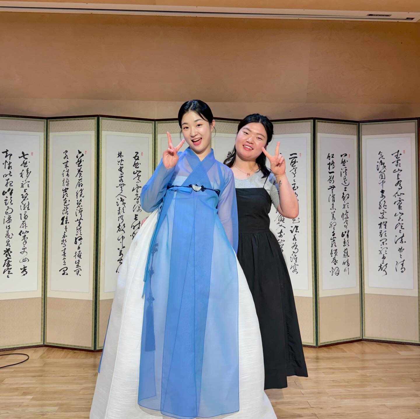 이번 연주를 준비하며 가장 많이 도와준 _julie_tv 넘 고맙고, 엉망잔칭 댄스에 장단 맞춰주신 jaeha__ss 넘 감사합니다🥹🤍🩵🤍🩵

항상 제일 가까이에서 제 걱정해주시고 응원해주시는 가족들과 정뱅이에게,, 이 게시물을 바칩니다,,🤍
