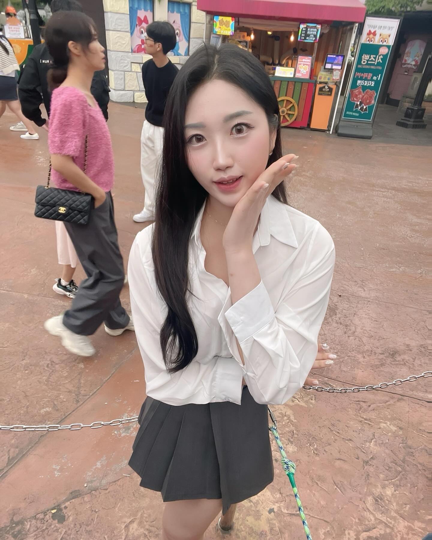 #롯데월드 10년만에 갔는데 비오고 , 남들은 이쁘게 찍던데 난 구름도 사진두 어두컴컴☁️보정할 가치도 없길래 그냥 연속사진영상..올리구 다신 안가야지 🧸 ( 와중에 에버랜드 한번도 못가본 나 )
