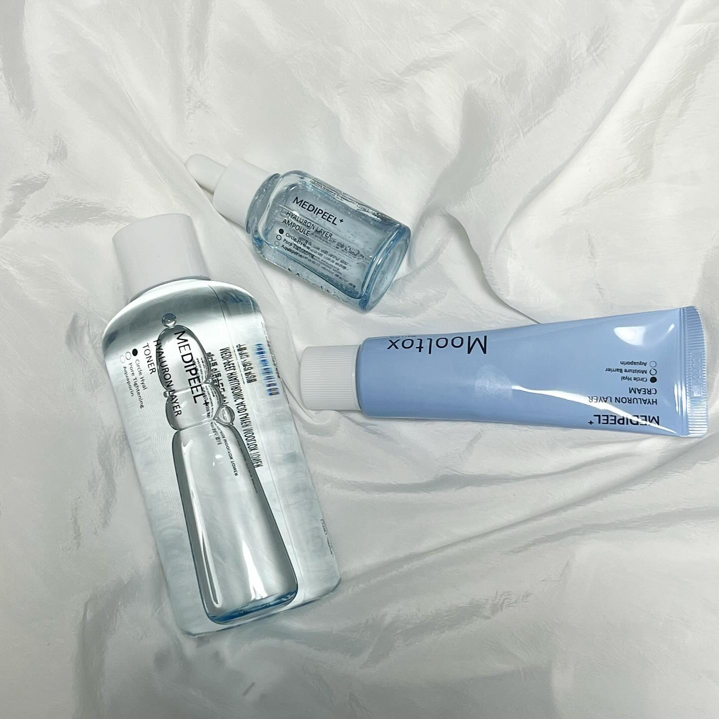 #협찬
한아름송이님이 피부화장이 진짜 예술이 되도록 고급진 물광 만들어주는 스킨케어 제품이라고 소개한 메디필물톡스 저도 사용해봤어요.💙

얼마 전 컨디션 난조로 거의 2주 넘게 아프면서 피부도 덩달아 엉망이 되었는데요. 그래서 급하게 피부과 다녀왔고 수분보습 듬뿍해줄 제품이 필요했는데 요거요거 딱입니다.🥹👍🏻👍🏻

진짜수분토너 투명결광토너, 드디어 탄생한 진짜 수분앰플, 물톡디톡스크림인 물막광크림까지! 즉각적인 수분 충전을 해줌으로써 건조함으로 인한 각질개선, 피부광채 개선을 도와줘요. 한국 콜마 최초 144시간, 20겹 보습 임상 성공 '진짜 수분' 물톡스 3종 저의 사용 꿀팁은 찹찹 여러번 토너를 레이어링하여 수분을 쌓아 올려준 뒤에 앰플과 크림 사용하는걸 추천드려요.🤩✨
.
.
.
#메디필 #물톡스앰플 #히알루론산앰플 #진짜수분 #medipeel #물톡스토너 #메디필물톡스 #후이화장품 메디필물톡스 #물톡스크림 #올리브영앰플 #수분앰플 #수분크림 #물막광크림 #투명결광토너 #메디필히알루론산 #메디필히알루론산레이어앰플 #올리브영추천템 #올리브영앰플추천 #올리브영토너추천 #올리브영크림추천