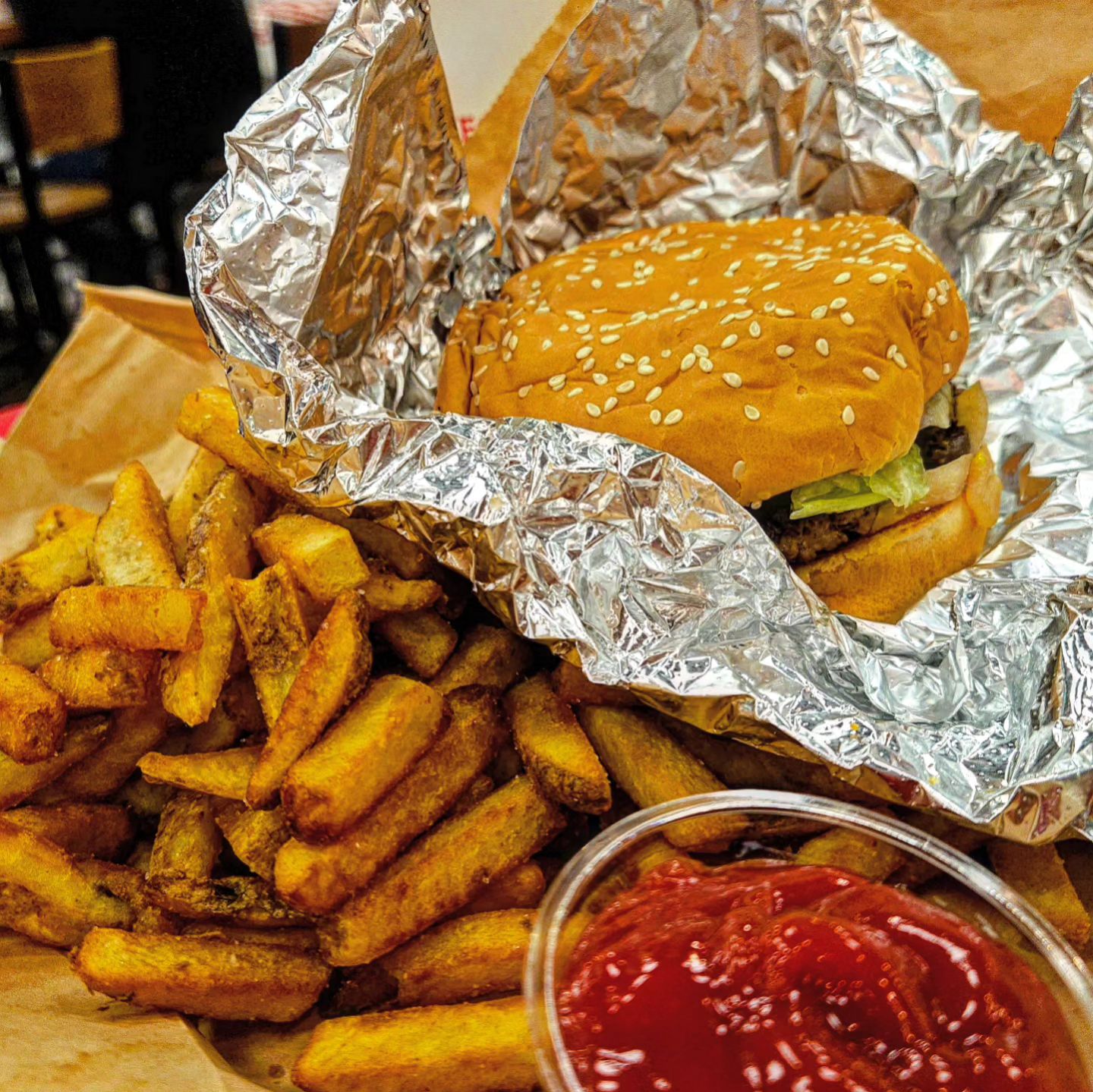 𝗙𝗜𝗩𝗘 𝗚𝗨𝗬𝗦 🍔
⠀
❣️ 파이브가이즈 여의도
🏠 서울 영등포구 여의대로 108 더현대서울 지하 1층 (여의도동)
▪️ 영업시간 10:30 ~ 20:00 (금토일 20:30 마감)
▪️ 더현대서울 휴무일 휴무
⠀
#파이브가이즈 #파이브가이즈여의도 #서울맛집 #여의도맛집 #더현대맛집 #버거 #햄버거 #🍔 #감자튀김 #밀크쉐이크 #먹팔