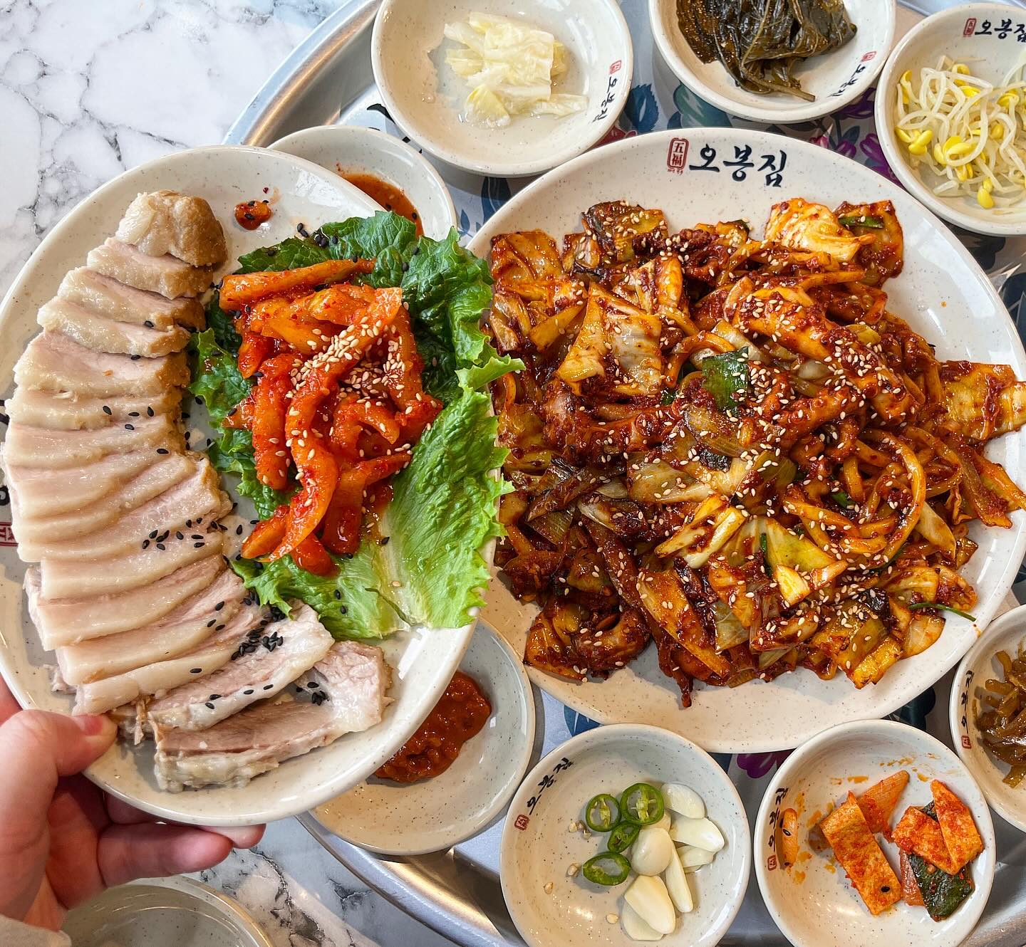 📍 대전 관저동 오봉집

✧ 직화낙지볶음 13000원
✧ 보쌈정식 11000원

낙지볶음이랑 보쌈을 함께 판매하는 곳!
낙지볶음 맵기조절도 가능하고 불향나서 맛나요!
여기말고도 꽤 지점도 많더라고요! 

#딤딤맛집 #대전 #대전여행 #대전맛집  #food #대전데이트  #먹스타 #먹스타그램 #맞팔 #선팔 #선팔하면맞팔 #followforfollowback #like #daejeon #관저동맛집 #관저동 #오봉집