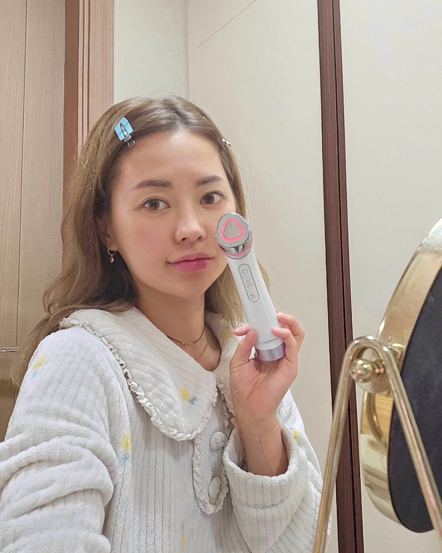 #협찬

요즘 광고에서 
많이 보이는 미용기기 제품
저런게 있구나 진짜 좋을까?

생각만 해보다가
사용 해보게 된 센텔리안24
#마데카프라임

탄력모드/브라이트닝모드/흡수모드
세가지 효과지만

탄력개선,모공개선,피부처짐개선
보습개선,각질 개선등등..
10in1 효과를 자랑한다

1회 사용만으로도 피부과에
다녀온 듯한 관리 받은 느낌!

항상 스킨로션 바르면
겉만 바르고 속이 건조했는데

기기 사용해서 앰플 사용해보니
찌릿찌릿 피부가 단단해지는 
느낌들면서 흡수가 잘된 느낌 신기햄 🌟 

요즘 피부도 처지고 
메이크업 할때도 예전같지
않아서 시술 고민 했는데

우선 시술보다 피부과 다니면서
마데카프라임 꾸준히 사용해봐야겠다!

피부야 살아나자~~~~~

centellian24
.
.
.
.
 #마데카프라임 #이보영마데카프라임 #센텔리안24마데카프라임 #뷰티디바이스 #얼굴마사지기기 #얼굴케어 #피부미용기기추천 #피부마사지기 #피부기기 #피부디바이스 #피부홈케어 #홈디바이스 #홈케어피부관리기 #동국제약마데카프라임 #물광피부