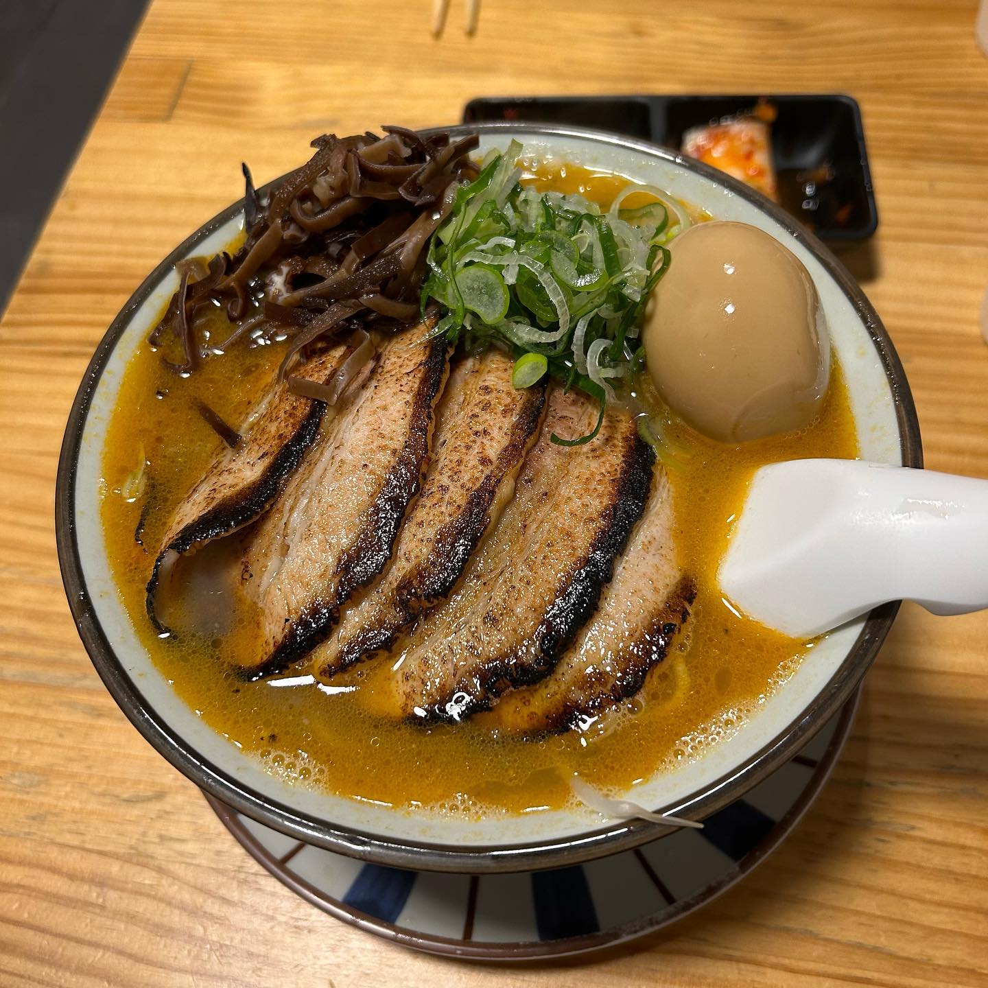 🍀 #봉천역맛집 #츠루츠루라멘 🍀

근처 사는 친구가 맛집이라고 해서 가 보았는데 정말 맛있더라구요 :) 저는 매운츠루츠루 라멘으로 하고 면추가, 차슈추가 했는데 사실 면추가 해 봤자 면은 금방 다 먹지생각했는데 아예 많이 주셔서 열심히 먹었답니다! 친구랑 그릇 깊이부터 다르더라구요. ㅋ ㅋ

맛은 국뮬이 진하고 차슈도 부드러워서 아주 제대로 즐길 수 있었고 신기하게 통마늘을 직접 부셔서 넣을 수 있었는데 또 넣으니까 확실히 색다른 맛을 즐길 수 있더라구요! 개인적으로 매운라멘을 시켰지만 다라밍 기준에는 크게 매운 정도는 아니였어요 ! 

#봉천역라멘집 찾으신다면 츠루츠루라멘 추천드려요 !

재방문의사 : 🌕🌕🌕🌕🌗

#봉천맛집 #봉천동맛집 #봉천맛집추천 #서울맛집 #서울맛집추천 #라멘 #라멘맛집 #먹스타 #먹스타맞팔 #먹팔 #먹팔맞팔 #먹팔해요