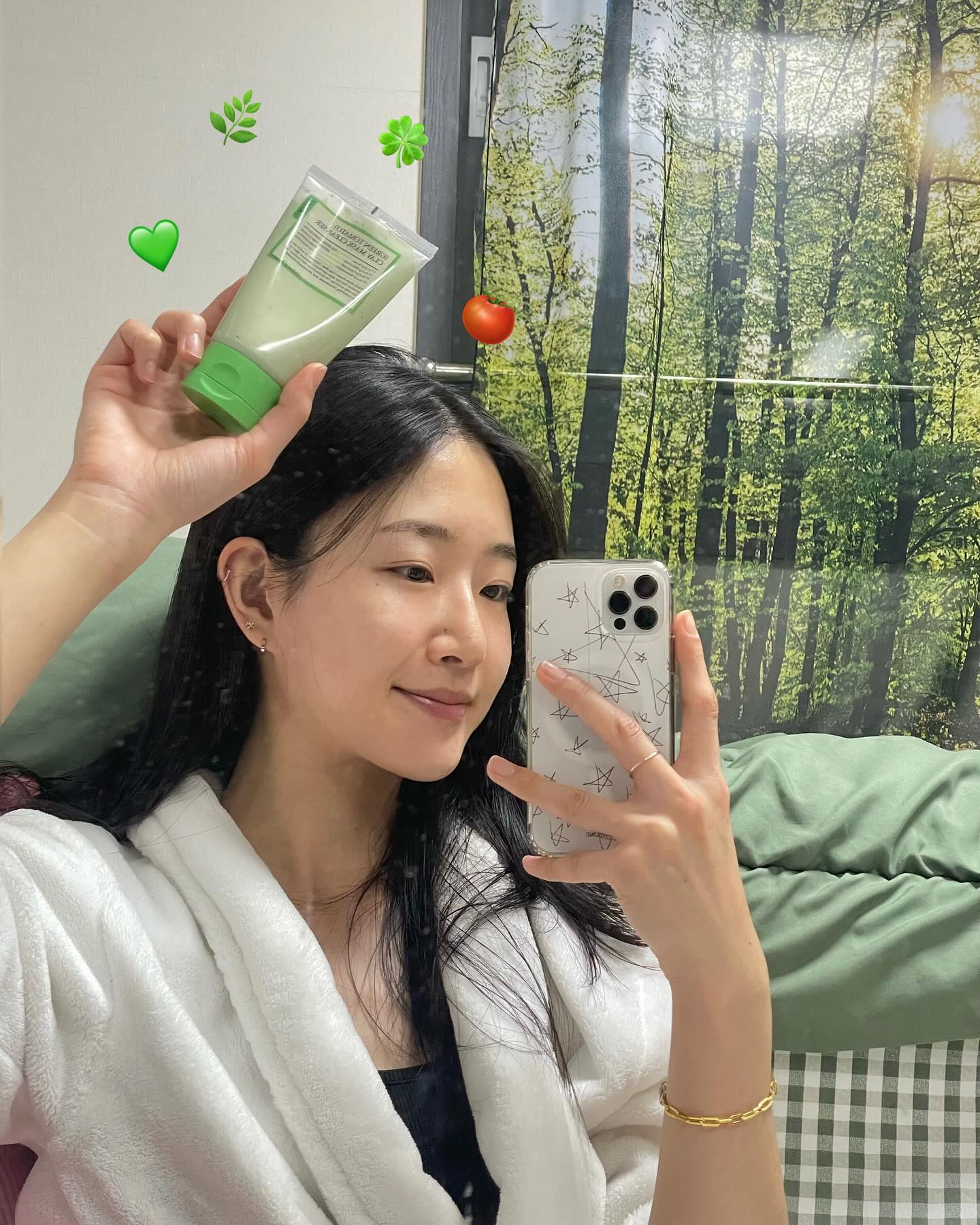 #제품제공 🍅🌿🍀💚
.
건조한 날씨에 피부가 들뜨고 각질 부각은 기본이고, 모공 고민은 고질병같은 느낌이었는데 그린토마토 클레이 팩 클렌저와 쌀반죽 모델링 마스크로 한번에 해결할 수 있게 되었어요!

🍅저녁에 세수 후에 얼굴에 발라놓고 샤워하고 닦아내주면 속당김도 없고 촉촉하게 피부관리 해결이에요
피부 컨디션에 따라 데일리 모공케어가 필요할때는 클렌저로도 사용이 가능해서 취향에 맞게 사용도 가능합니다💚

🌾팩 클렌저로 1차 케어 해주고 쌀반죽 모델링 마스크로 2차 케어 해주니 아침에 피부에서 광이 나고 화장이 그냥 찰떡으로 먹어버리는 매직..(진심)
모델링팩은 물조절과 속도가 생명이라 셀프로는 할 생각 전혀 없었는데 1제와 2제로 한 파우치에 같이 들어있는건 혁명 아닌가요..? 
깔끔하게 떨어지는 팩으로 따로 닦아내는 번거로움도 없고 떼어내고 피부에 수분감 미쳤어요..

비건 인증 완료한 자연주의 뷰티 브랜드로 걱정없이 사용 가능합니다!
.
.
#풀리 #기초는풀리 #그린토마토팩클렌저 #팩클렌저 #풀리쌀반죽팩 #비건모델링팩 #모델링팩 #그린토마토 #모공관리 #스킨케어 #스킨케어추천 #fully #greentomatoclaymask #ricemask #kbeauty #glassskin #skincare #skincaretips #tip #피부관리 #겨울철피부관리 #수분충전