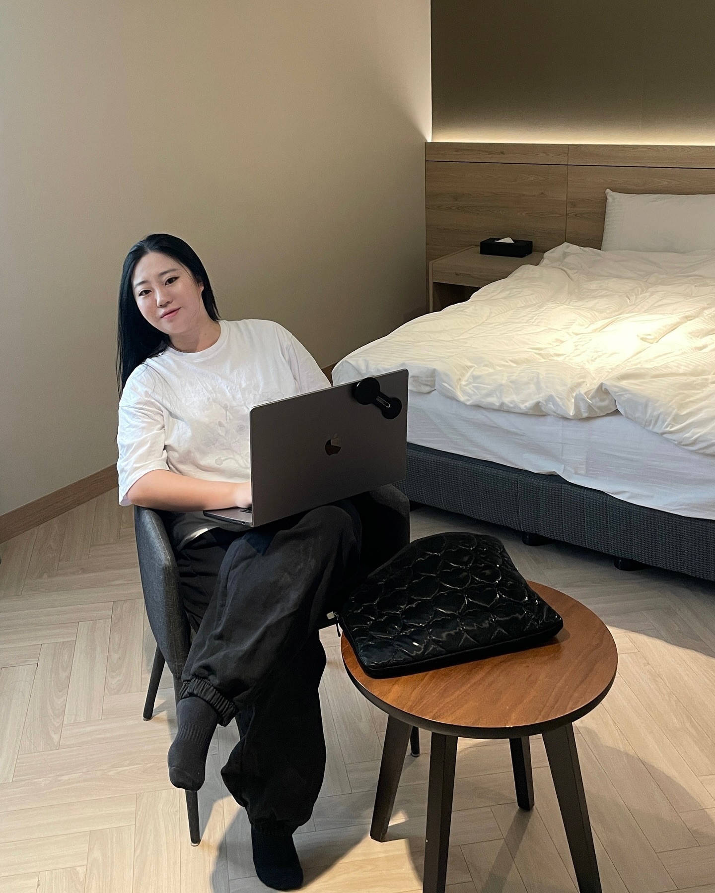 부산 출장 중 묵었던 숙소 추천 🫶🏻
hotelforet_thespa
단독 사용 가능한 자쿠지도 있고
공간이 넓고 진-짜 청결해 너무 좋았던 곳
무엇보다 접근성이 좋은데
부산역 근처니 출장이나 여행 오신분들께
추천드림댜 :-)
근처에 내사랑 이재모 피자도 있으니
아침엔 국밥 저녁엔 피자 제발 먹어주십쇼 ^___^
*숙박을 제공 받아 편하게 출장 다녀왔습니다 !
#부산호텔 #부산호텔추천 #부산숙소 #부산숙소추천