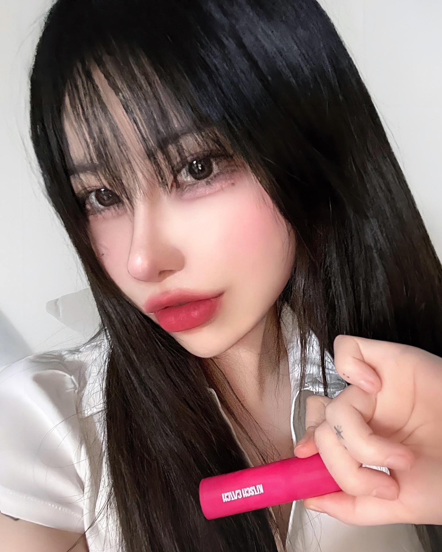 #협찬 #광고 kitschcatch_official
8월 올리브영 론칭 예정인 키치캐치 키치 컬러 밤💄

매트립과 촉촉한 립밤의 조합으로 수채화처럼 투명하고 맑게 발색이 돼요🤍

가볍고 크리미한 제형이라 립&치크를 키치 컬러 밤 하나로 가능!

촉촉하면서 쉬어한 피니쉬의 매트립이라 블러립 좋아하시는 분들에게 좋은 멀티 컬러 밤💋

색상도 8가지라 쿨톤, 웜톤 모두 잘어울리고 데일리립으로 딱••♥
신상 브랜드 컬러 립밤으로 추천드려요! ◡̈ 

#키치캐치 #kitschcatch #웜톤립추천 #쿨톤립추천 #뉴트럴톤립추천 #올영신상 #올리브영추천템 #치키컬러밤 #컬러립밤 #매트립추천 #퍼스널필터밤 #블러립 #블러립추천 #생기필터ON #데일리립 #겉보속초립 #코덕