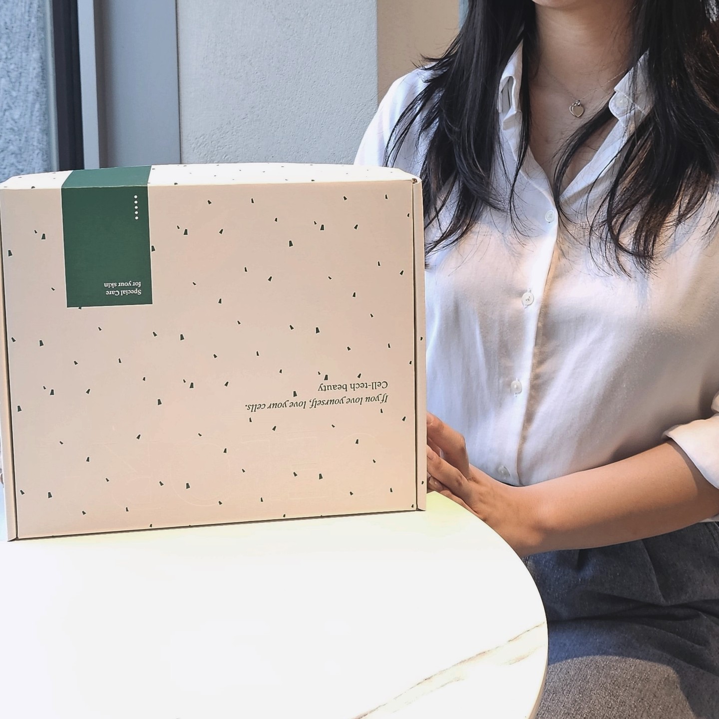 #협찬 
항상 고민이었던 모공 관리!
날씨도 점점 따뜻해지고 미세먼지까지 많아지니
피부도 민감해지고 더욱 세심한 모공 관리가 필요하겠더라고요
하지만 이제 걱정 끝!
#셀로라바이 #모공케어특화패키지 로
집에서 간편하게 5분 틈새 홈케어할 수 있거든요!

모공케어 특화 패키지는 5월 가정의달 특별 기획으로,
💡국내 최초 3세대 뷰티 디바이스 ‘포텐션 펜타샷’과 
💡엑소좀 스킨부스터 모공 스킨케어 ‘포포세럼’ 2개로 구성되어 있는데요
임상 시험으로 검증된 늘어진 모공, 흔적, 피지, 피부결 등
5가지 주요 피부 고민을 200% 케어해 주는 기획세트에요

🌈포텐션 #펜타샷 은 딸기 모공 축소에 특화된 홈케어 디바이스로,
미세 전류 에너지를 초단시간 조사하여
피부 안쪽 깊은 곳까지 유효성분을 전달해주고
그 과정에서 피부 건강 및 탄력을 촉진시켜줄 수 있답니다

비싼 스킨케어 제품을 사더라도 손으로 바르면 흡수율이 떨어지는데
내 피부 깊숙이 흡수시켜 줄 수 있으니 더욱 좋아요
모공, 나비존, 결광, 흔적, 장벽까지
여성들의 5대 주요 피부 고민을 확실하게 해결 👍
마이크로 니들프리, 360도 회전 롤러, 3D 입체 롤러볼로
시작부터 마무리까지 완벽하게!

🌈그리고 함께 사용하면 더욱 좋은
포텐션 포어 타이트닝 부스트 세럼 #포포세럼
피부과, 에스테틱에서 사용하는 고효능 엑소좀 스킨부스터 세럼으로, 
1회 사용만으로 초고속 모공 타이트닝 효과를 지닌 제품이랍니다
모공 특허 성분 포텐션™으로 모공 확장 원인부터 근본적으로 케어 가능!

그래서 저는 요즘 저도 사용하고 엄마에게도 가정의 달 선물로 챙겨드렸는데요
건강기능식품보다 훨씬 더 좋아하시더라고요 ㅎㅎ
언제나 젊은 피부를 위해 엄마에게 선물해 보세요!
이제 피부관리실 갈 필요 없이
집에서 간편하게 #도자기피부 만들 수 있어요

celora.by_official
#셀로라 #모공세럼 #모공관리세트 #모공케어 #모공줄이는법 #뷰티디바이스 #가정의달선물세트 #모공축소 #모공삭제 #피부과추천