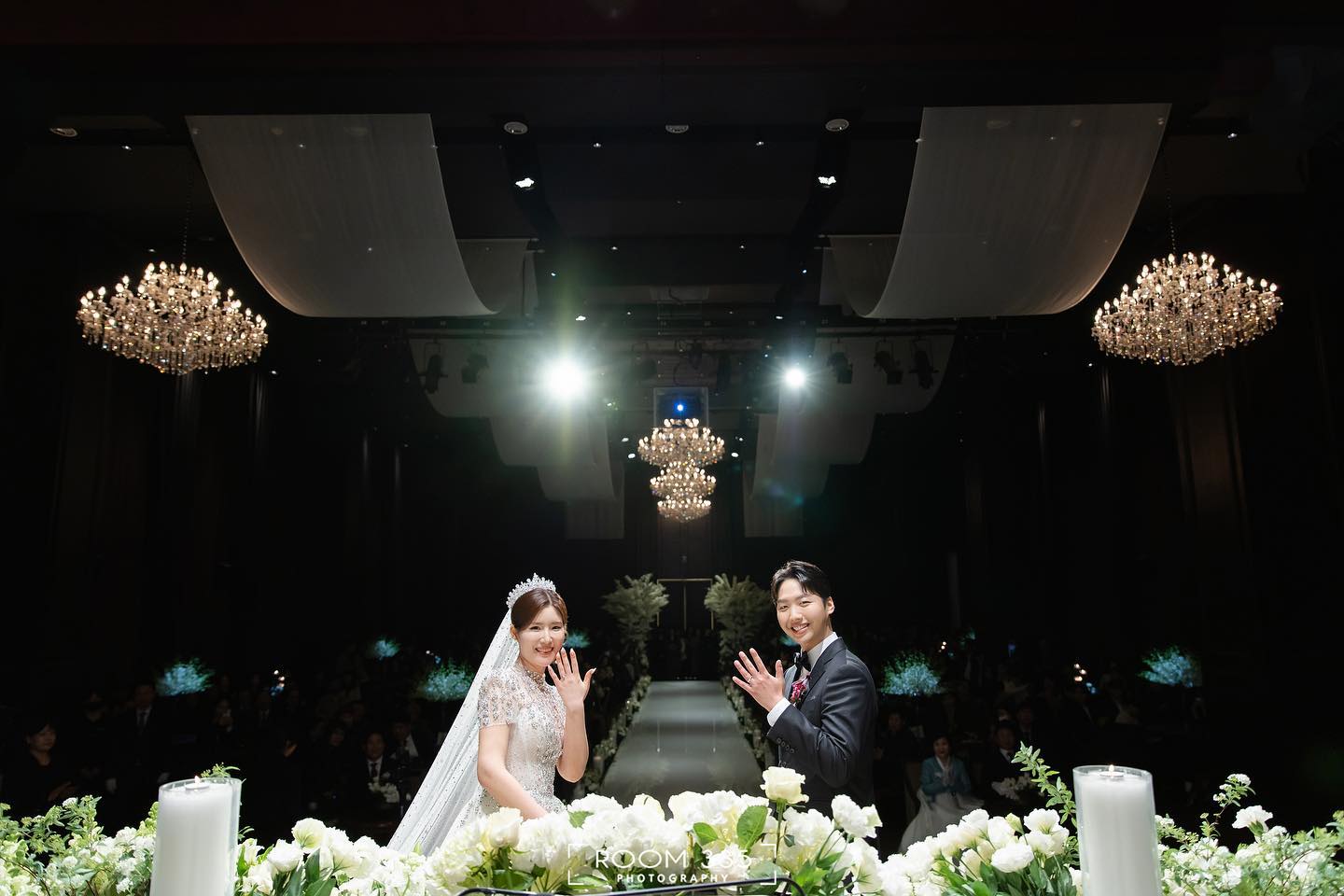 이보다 완벽할 수 없었던, 평생 잊지 못할 나의 웨딩 데이👰🏻‍♀️ 결혼식 직전에 다래끼에 감기 몸살에, 야근에 걱정할 것 투성이었는데..막상 당일에 가니 이렇게 순조로울 수가 없었다. 

하나도 떨리지 않고 그냥 하루 종일 너무 감사하고 또 행복했던 하루!!! 이렇게 텐션 높고 신나고 화려한 신부는 처음이었다는 얘기를 가장 많이 들은 것 같은건 느낌이겠지...? ㅋㅋㅋㅋ 억누르려해도 찐텐이 올라오는걸 어쩌면 좋아 ㅠㅠ 조신하려 노력했지만 실패했다...ㅋㅋㅋㅋㅋㅋㅋㅋ 
 
우리를 위해 늘 기도해주시는 부모님, 
나를 최고의 신부로 만들어준 wedding_chaemin 
너무 이뻣던 내 첫사랑 드레스 thewhite.elisabeth 
과즙미 팡팡하게 새로 태어나게한 abybom_eunbe 
한올한올 머리를 빗어주신 abybom_zzoo_wed 
모든 순간을 갓벽하게 담아주신 room335snap 
최고의 어벤져스가 선물해주신 정말 최고의 날💕

#결혼 #결혼식 #결혼사진 #본식 #본식스냅 #본식 #wedding #weddingphotography #weddingday #weddingdress #더화이트엘리자베스 #더화이트엘리자베스드레스 #에이바이봄 #룸335스냅 #room335snap #서울웨딩타워 #서웨타