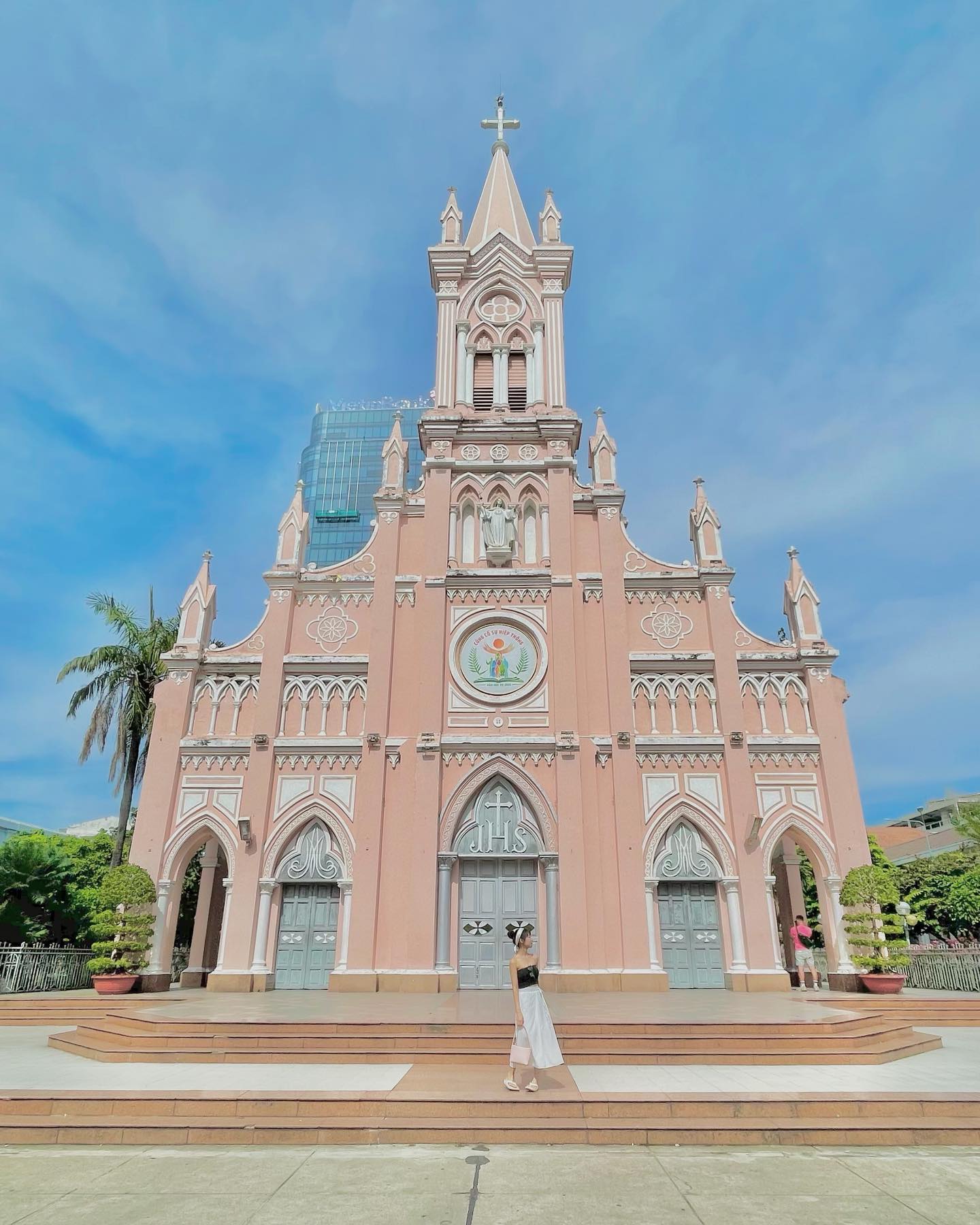 #다낭핑크성당💒
사진 안찍을 수 없는 비주얼
다낭 인증샷 성지다웠다!!

#다낭콩카페☕ 
콩카페 코코넛 스무디 커피 꼭먹기 코코넛 안좋아해서 걱정했는데 부드럽고 달달하고 존맛턍🤤