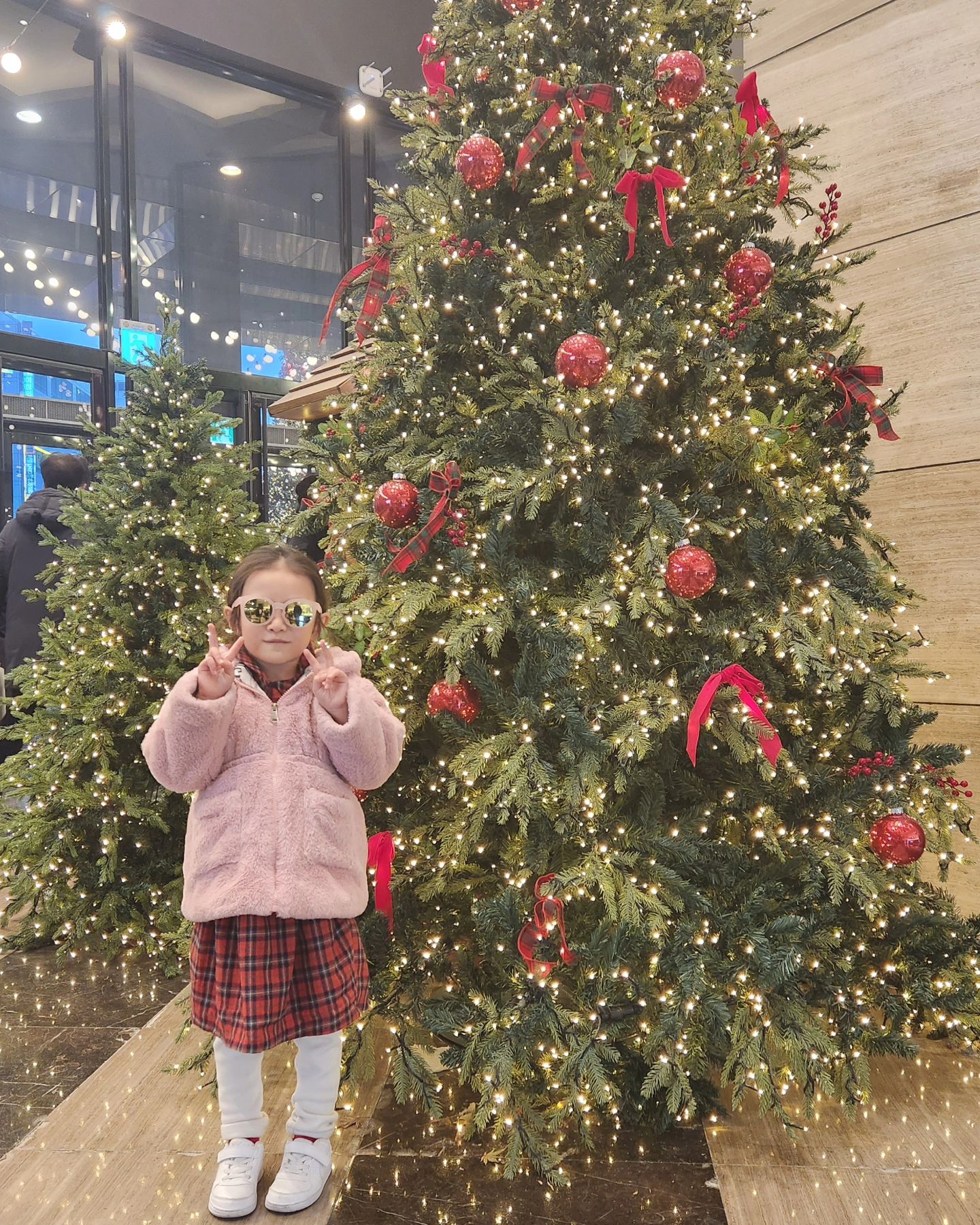 #1677일

홍대 로티팝업스토어도 갔다가 선물도 받아오고 우리 멋쟁이 공주님은 실내에서도 선글라서 포기못하고ㅎㅎㅎ

#로티팝업스토어 #L7호텔팝업스토어 #롯데월드팝업스토어